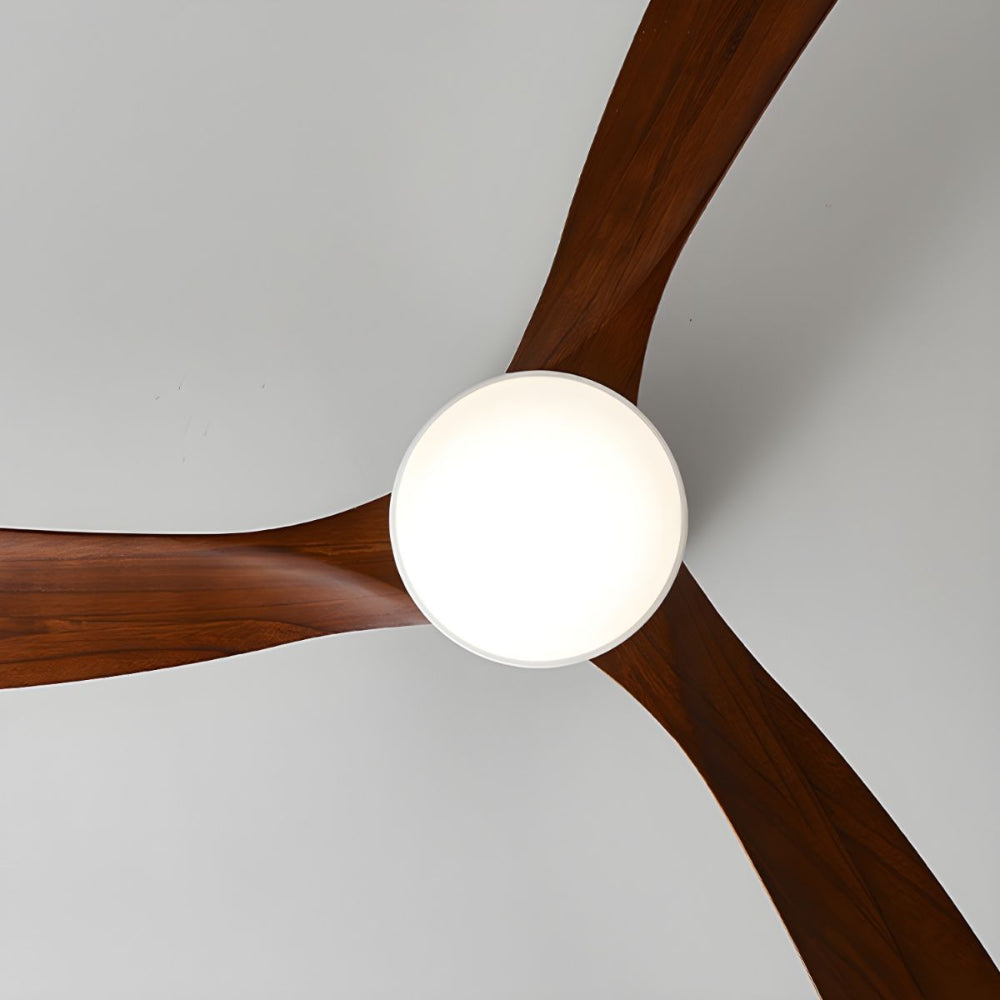 Ventilatore da soffitto moderno in legno Elena con luce in una camera da letto