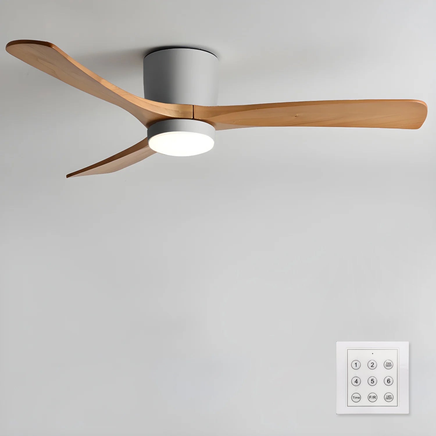 Ventilatore da soffitto moderno in legno Elena che evidenzia il motore in rame puro