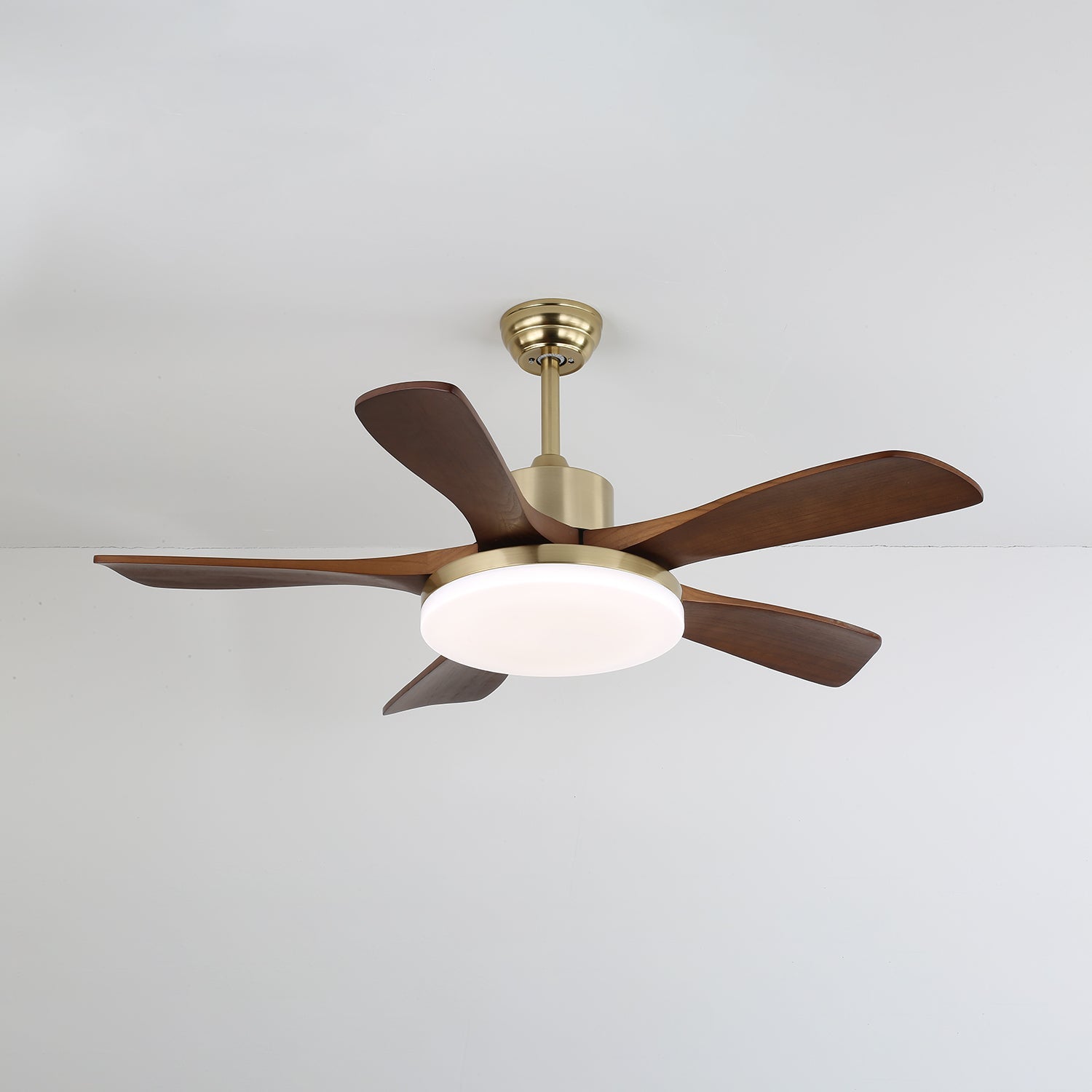 Vista dall'alto delle pale in legno del ventilatore Aurelia con luce
