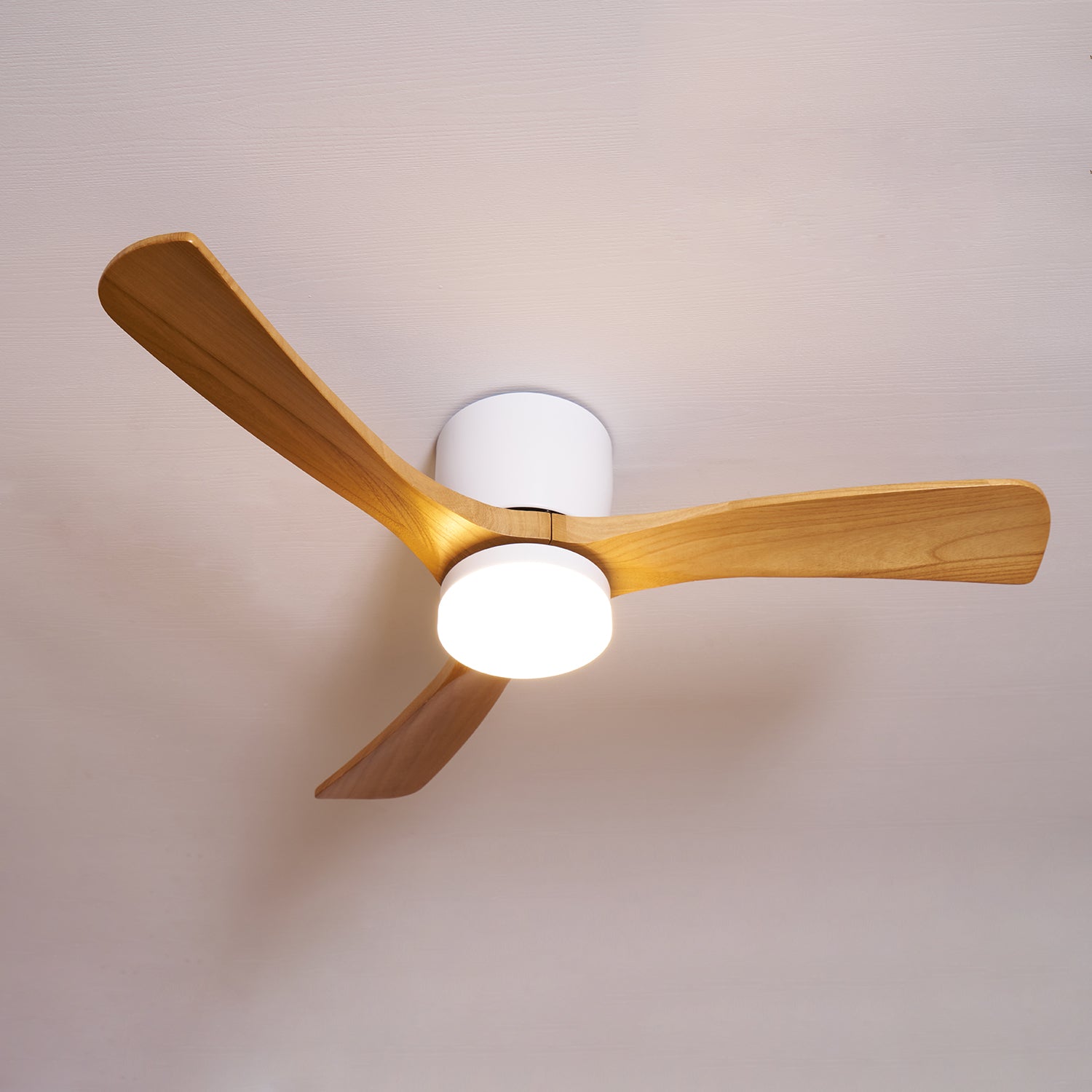 Dettaglio delle pale in legno di sicomoro sul ventilatore da soffitto Nordico Ezra