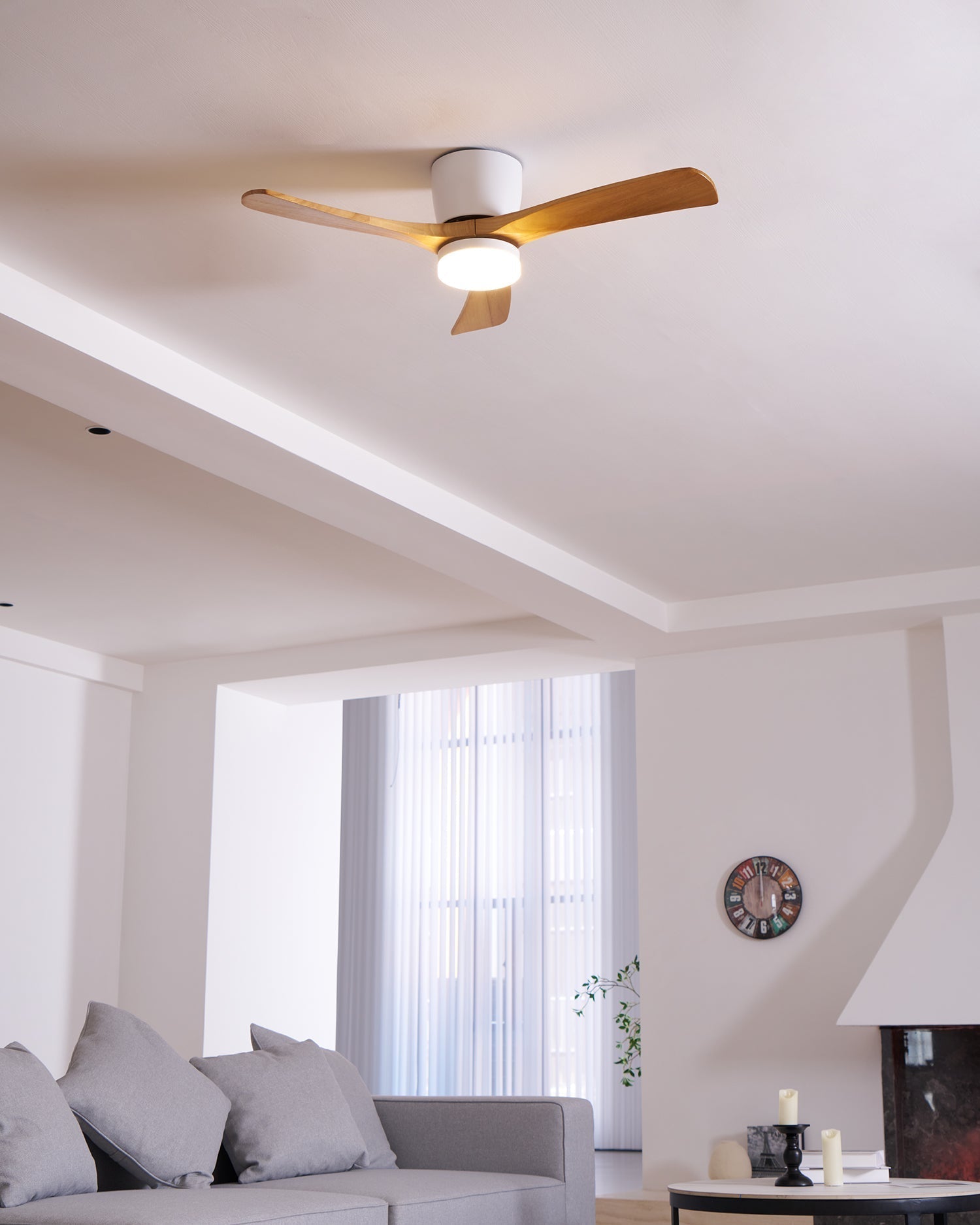 Ventilatore da soffitto moderno in legno Elena in uno spazio luminoso e arioso