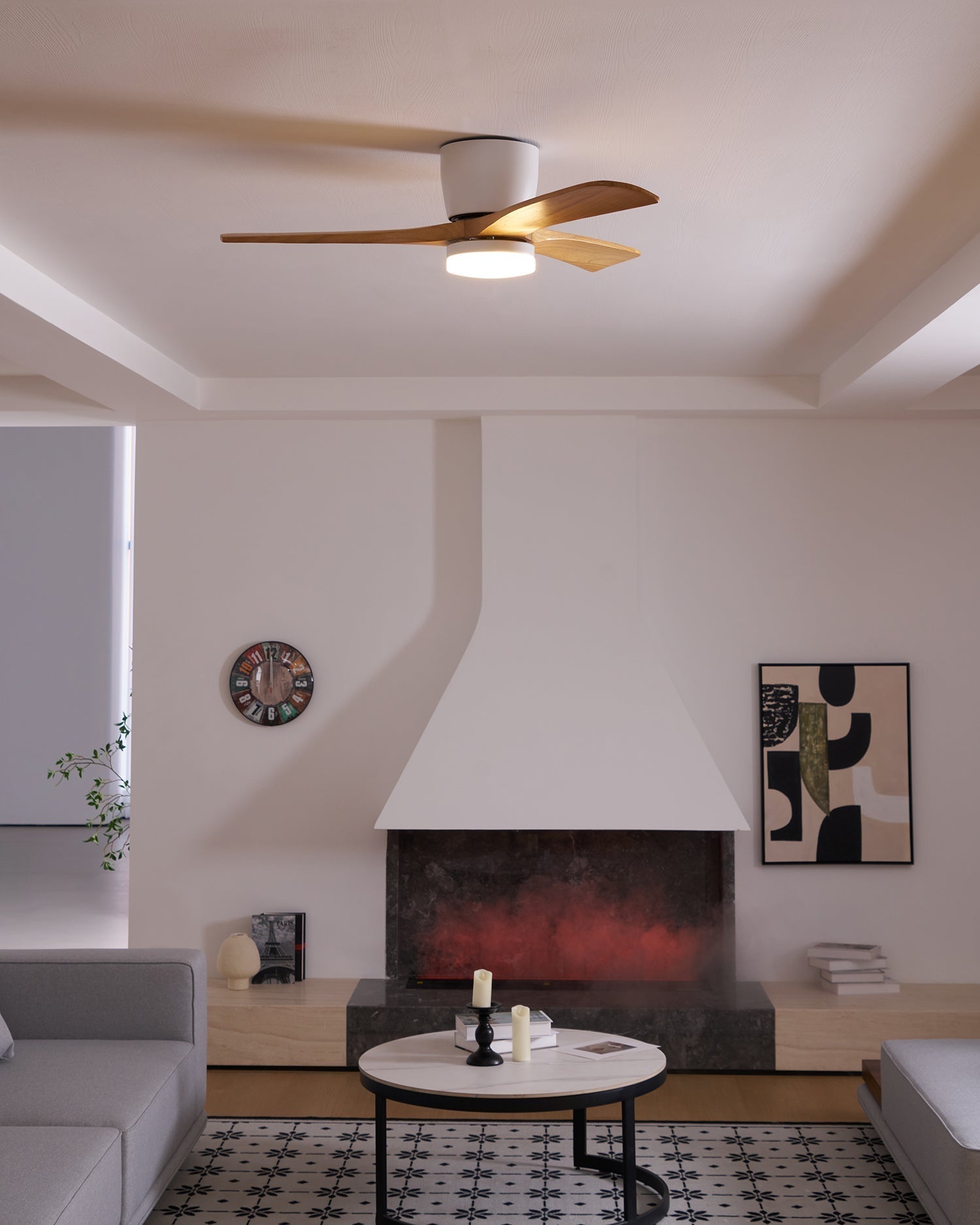 Ventilatore da soffitto moderno in legno Elena che mostra il suo design versatile