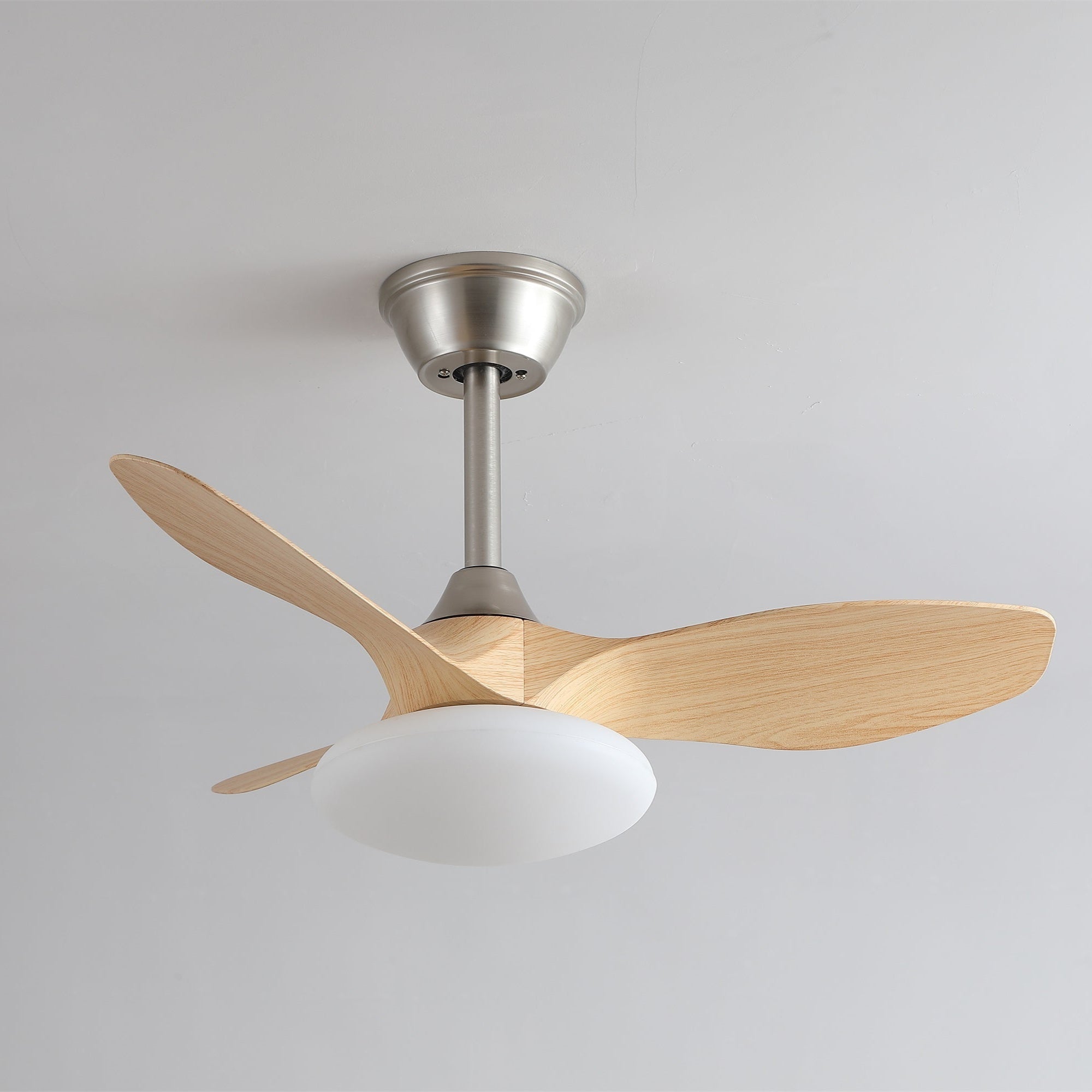 Ventilatore da soffitto Sylvara con luce che mostra le sue dimensioni