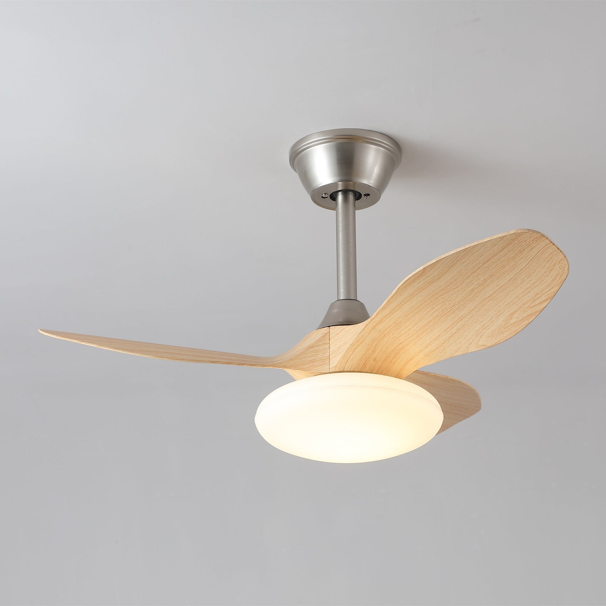 Dettaglio del motore in rame puro del ventilatore da soffitto Sylvara con luce