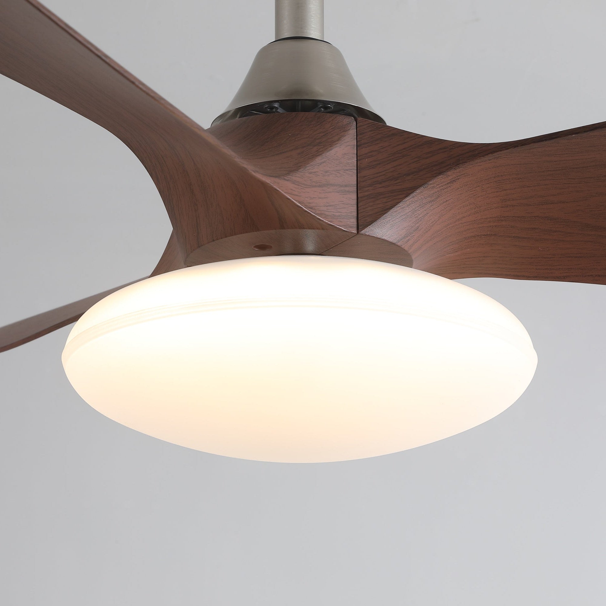Ventilatore da soffitto Sylvara con luce montato a soffitto