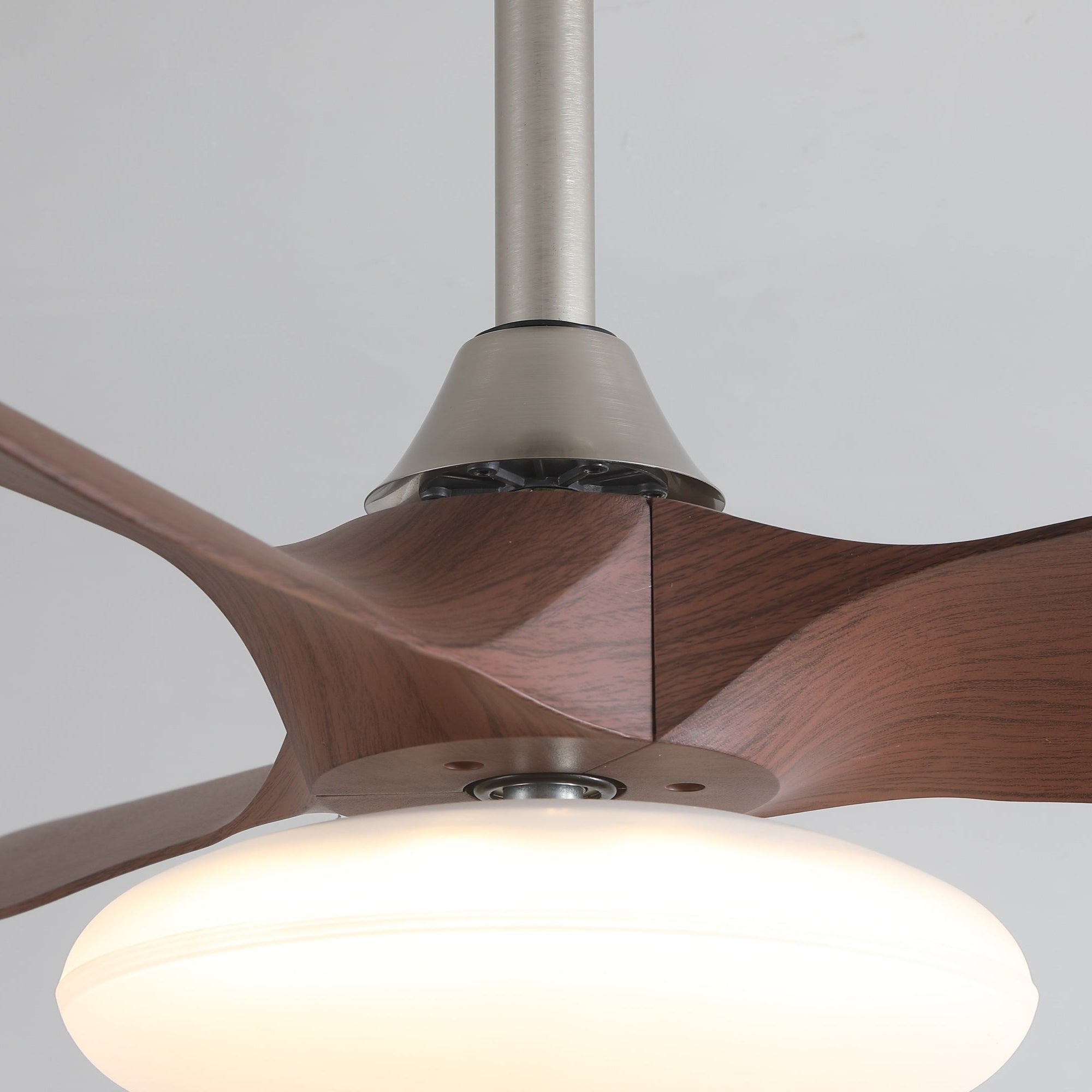 Ventilatore da soffitto Sylvara con luce che mostra la sua struttura in metallo