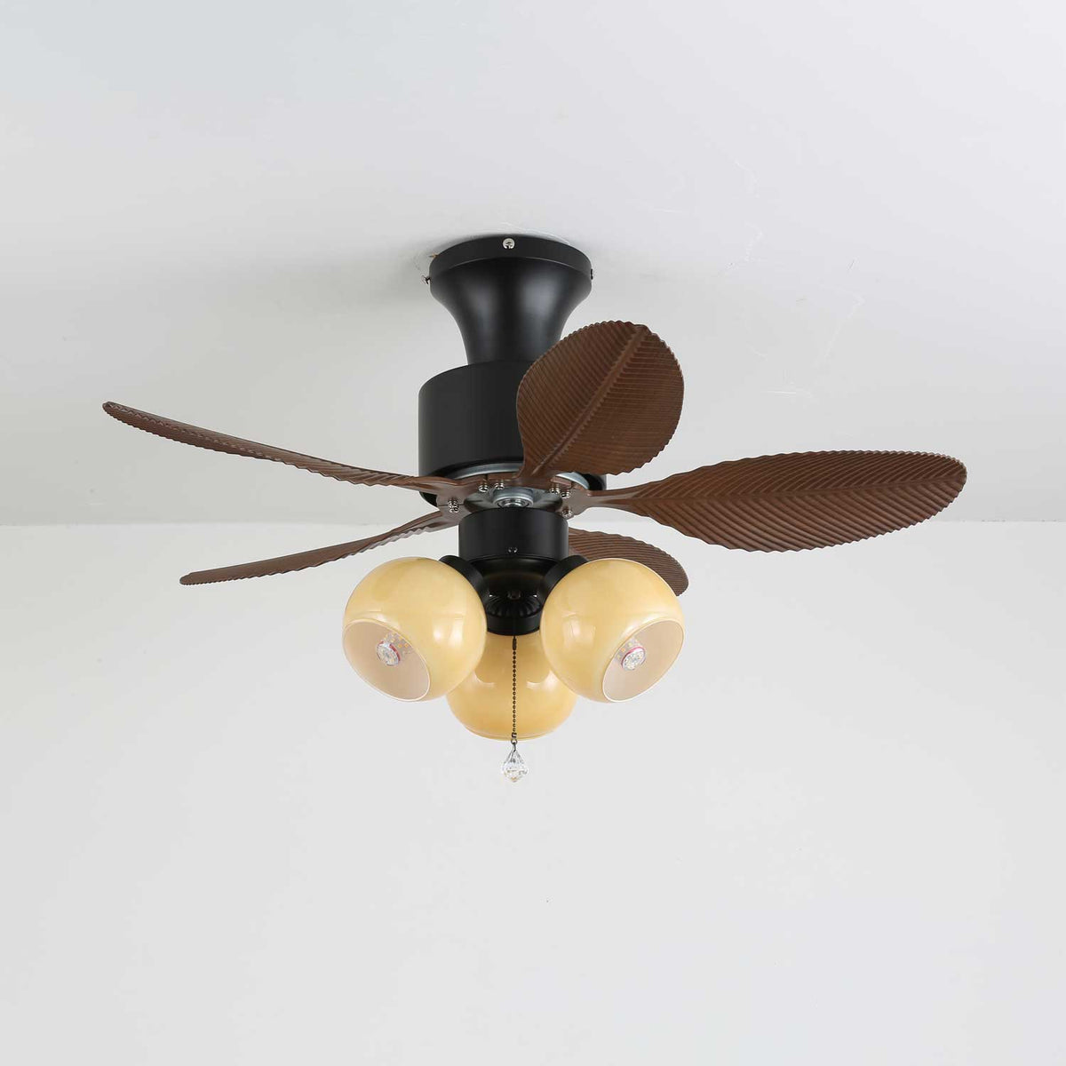 Ventilatore Althea con luce nell'opzione finitura color noce