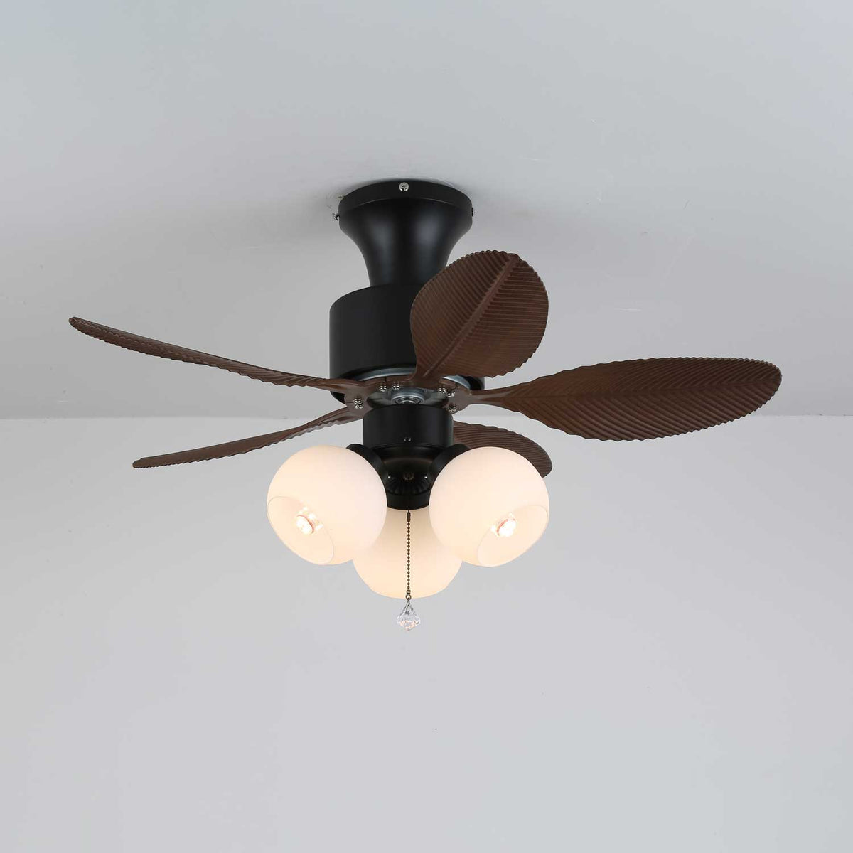 Vista dall'alto del ventilatore da soffitto Althea vintage in legno con luce