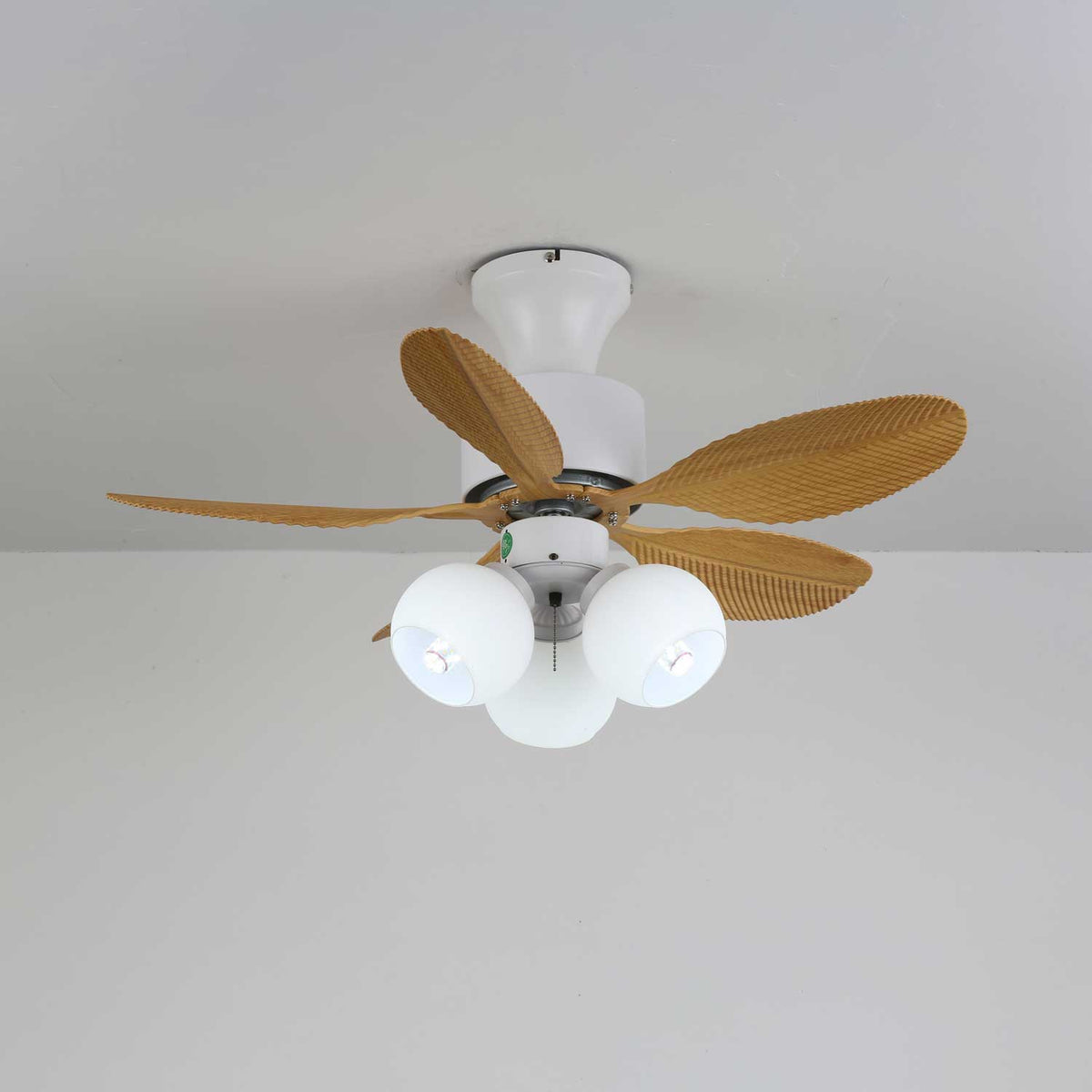 Ventilatore Althea vintage con luce installato in un ambiente soggiorno