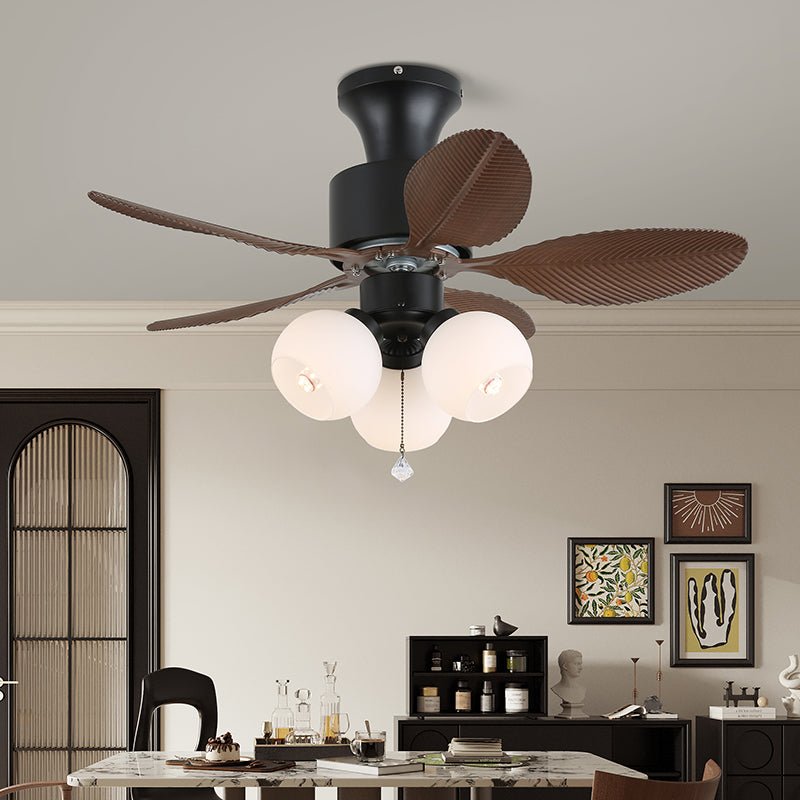 Ventilatore da soffitto con luce installato in una stanza tropicale.