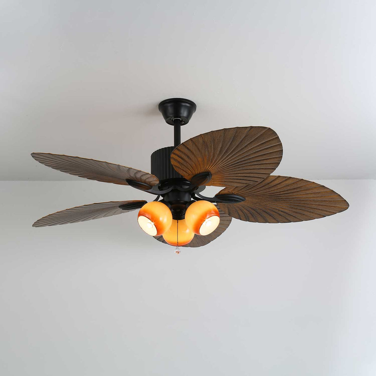 Ventilatore da soffitto con luce, paralume in vetro integrato e sorgente luminosa a LED.