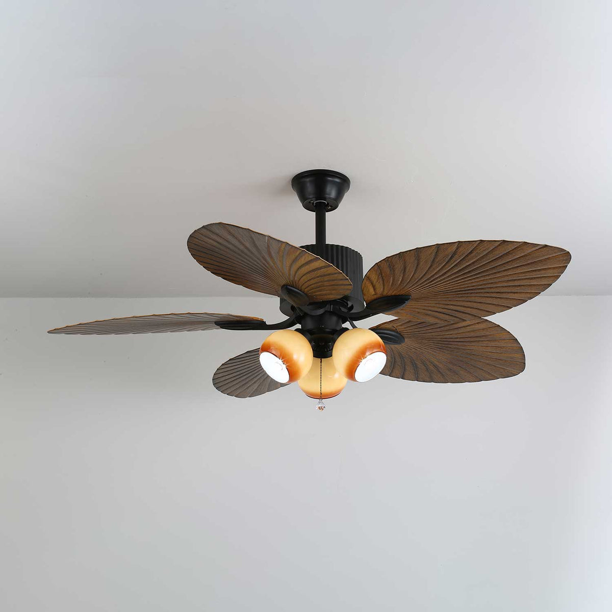 Dettaglio dell'alloggiamento del motore in rame puro del ventilatore da soffitto.