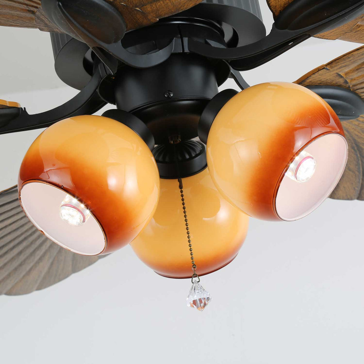 Ventilatore da soffitto con luce e opzione paralume bianco.