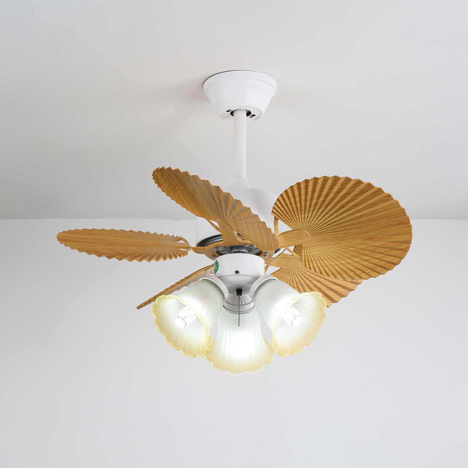 Dettaglio delle pale in ABS e dell'area della sorgente luminosa del ventilatore da soffitto