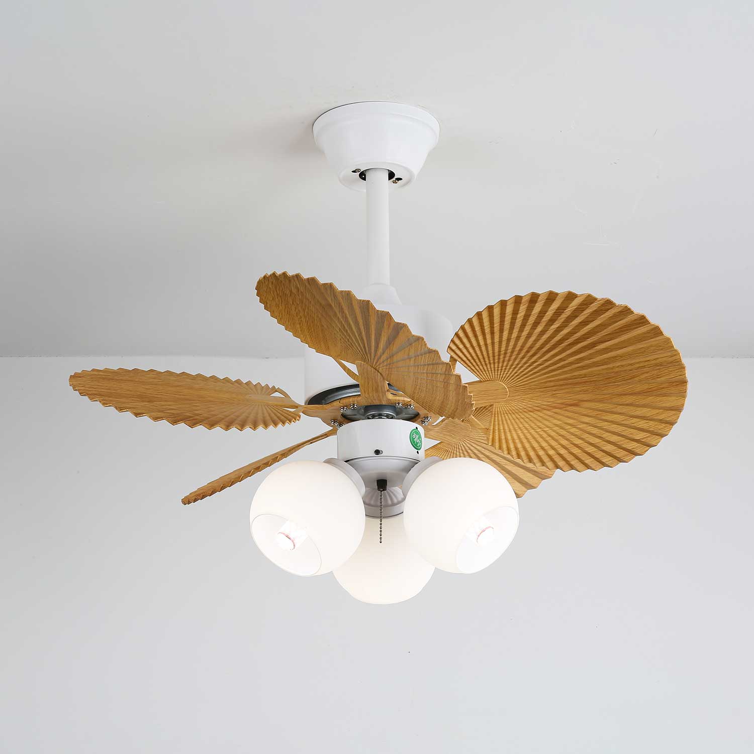 Ventilatore da soffitto Aurelia Vintage con luce in legno e vetro nell'opzione finitura bianca