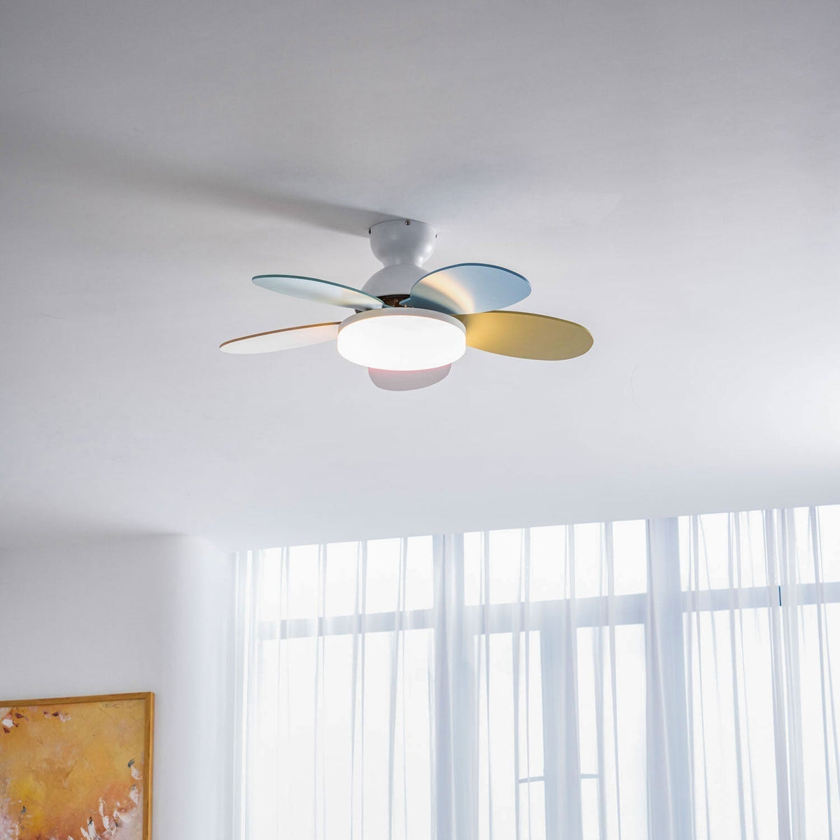 Ventilatore da soffitto con luce Liora, che evidenzia i benefici del motore in rame puro