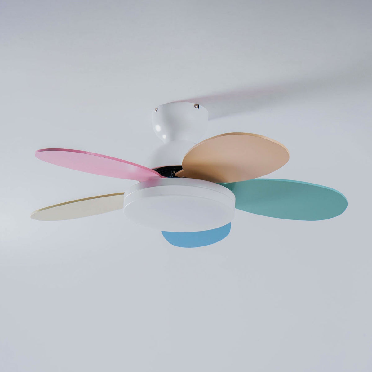 Ventilatore da soffitto con luce Liora in vetro colorato, in un ambiente camera da letto