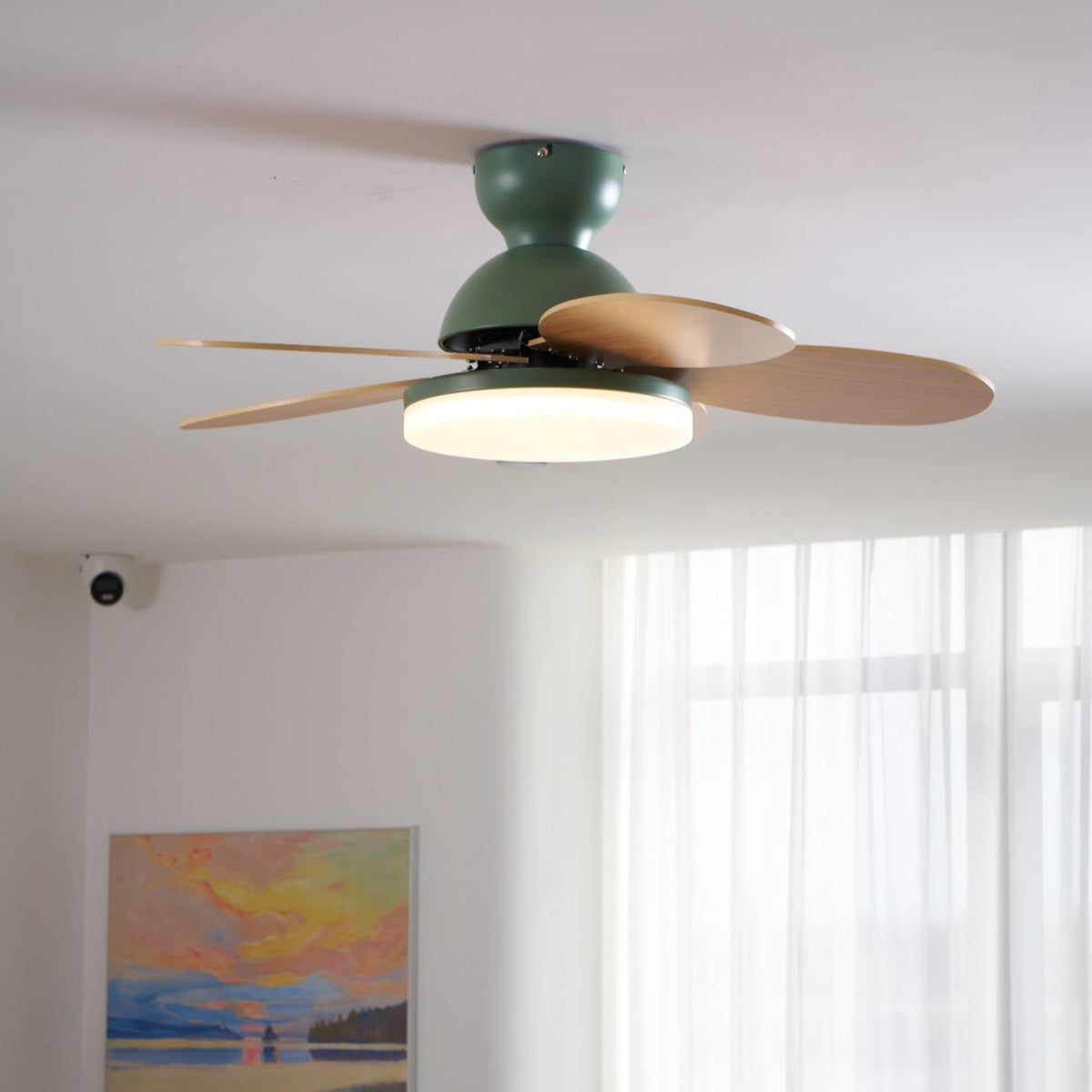 Ventilatore da soffitto con luce Liora, che mostra l'installazione cablata