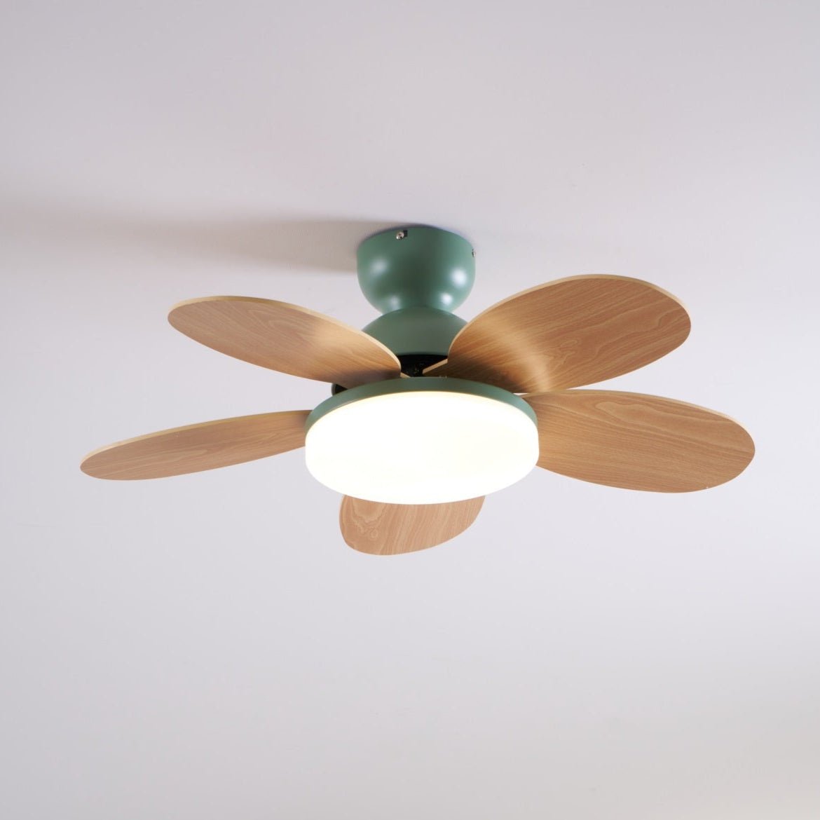 Ventilatore da soffitto con luce Liora in vetro colorato, primo piano della struttura in metallo