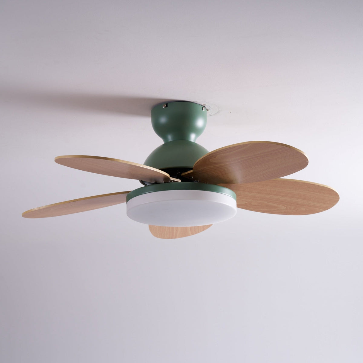 Ventilatore da soffitto con luce Liora in vetro colorato, classificazione IP20 per ambienti umidi