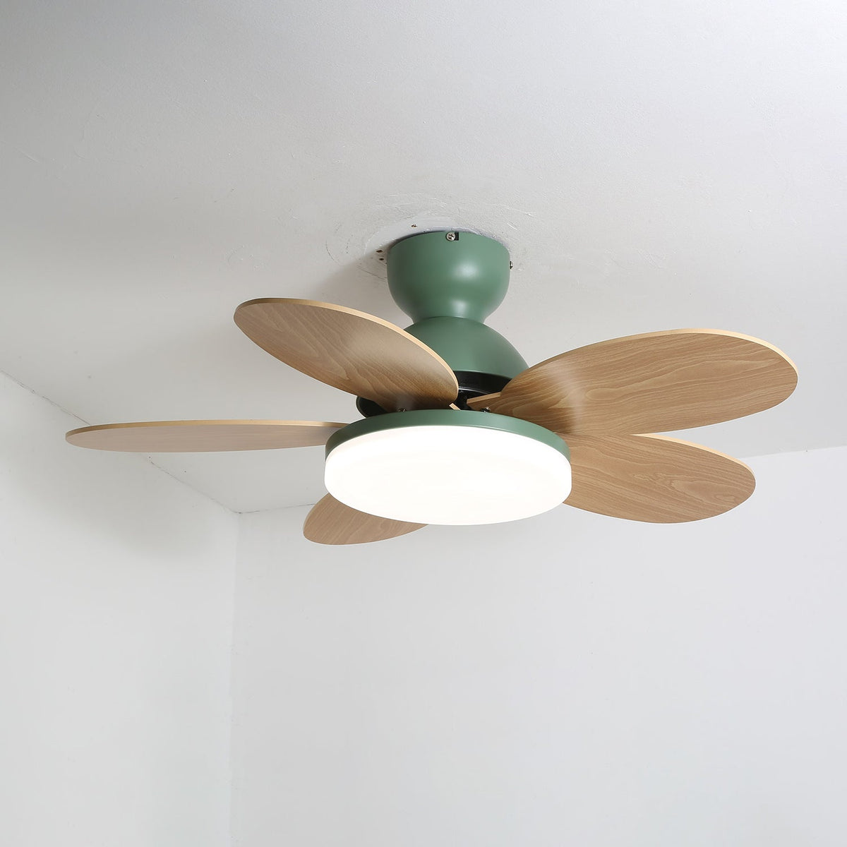 Ventilatore da soffitto con luce Liora in vetro colorato, installato
