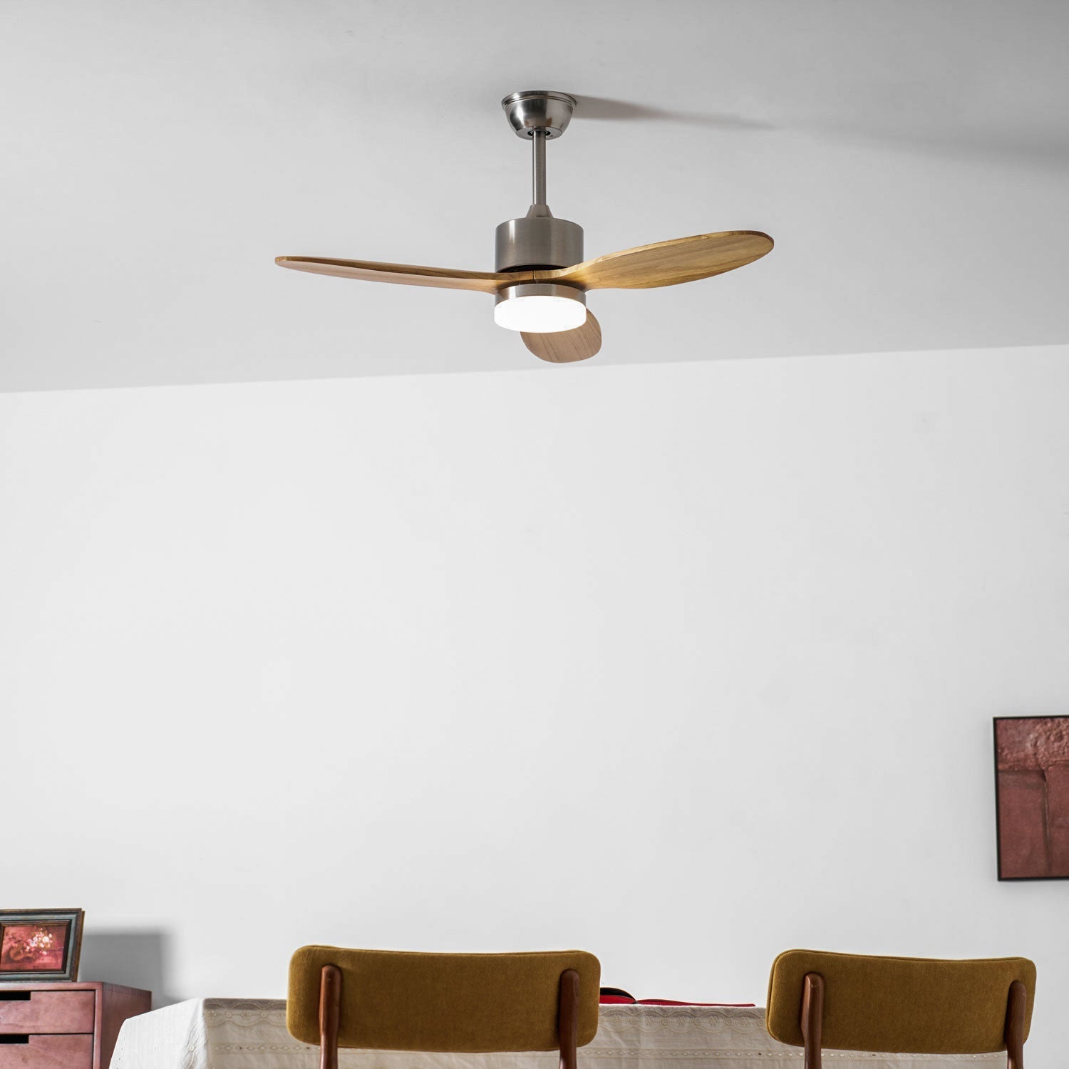 Plafoniera Ventilatore HushGlow che mostra il suo LED dimmerabile integrato.