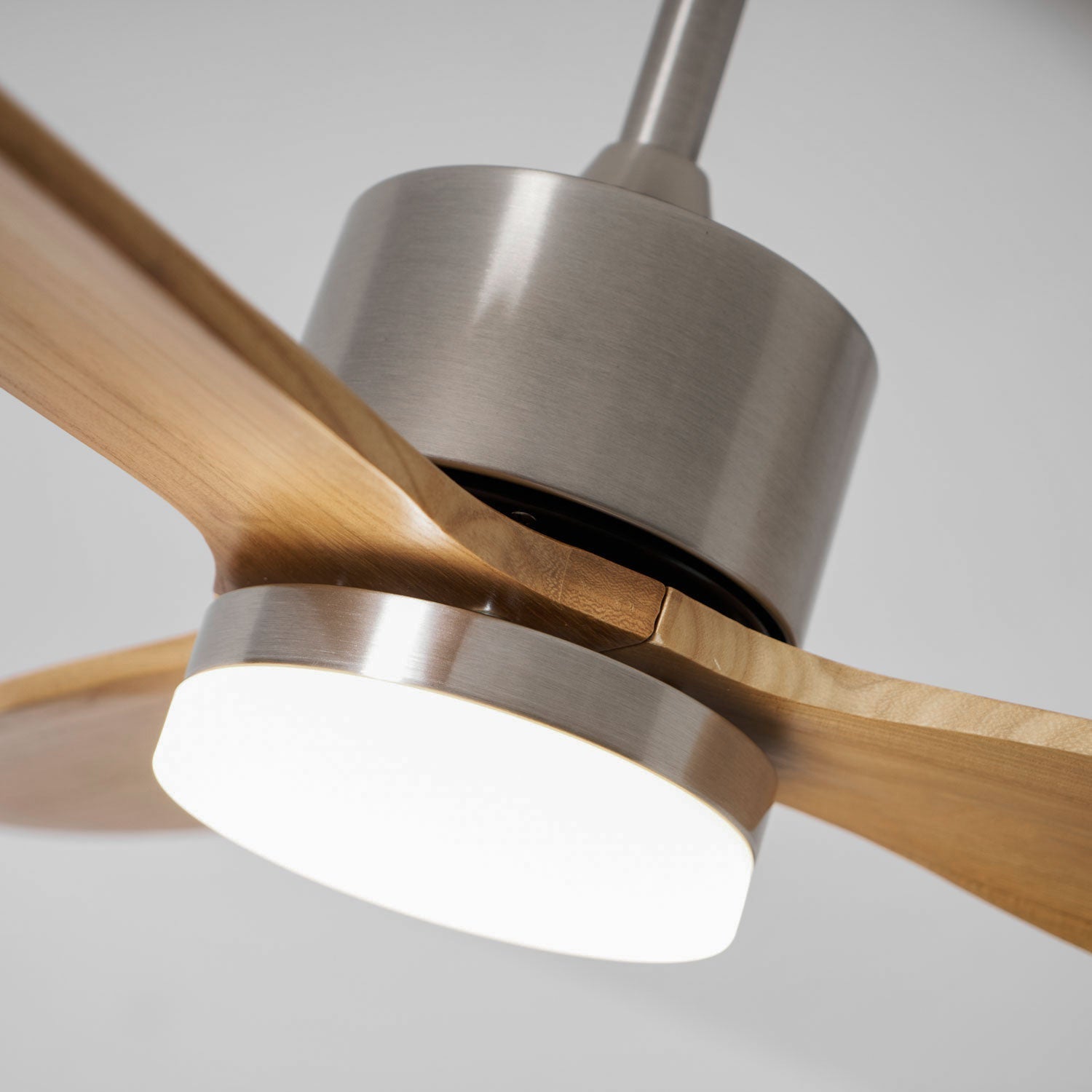 Dimensioni della Plafoniera Ventilatore HushGlow: Dia 106cm x H 28cm.
