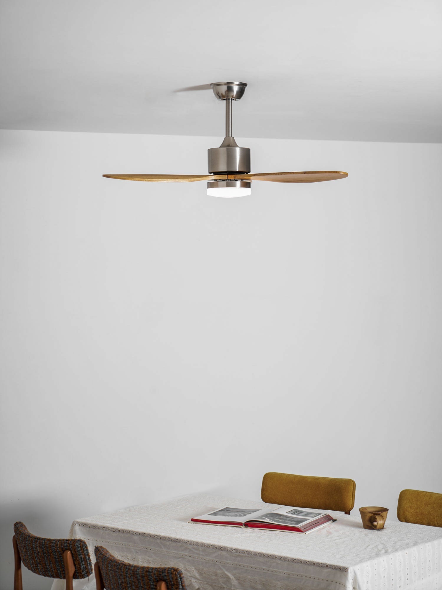 Plafoniera Ventilatore HushGlow con opzione finitura corpo Legno di Noce.