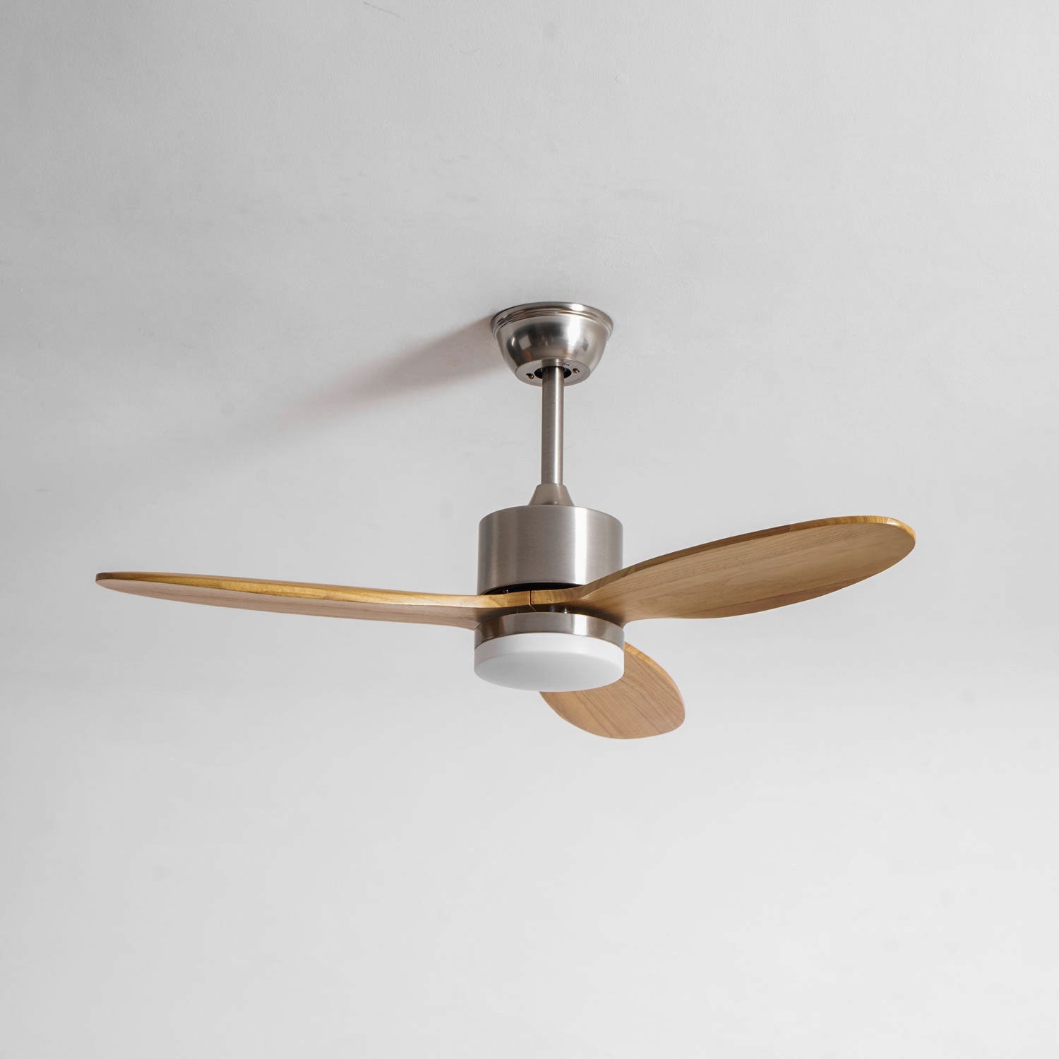 Plafoniera Ventilatore HushGlow con opzione finitura corpo Bronzo.