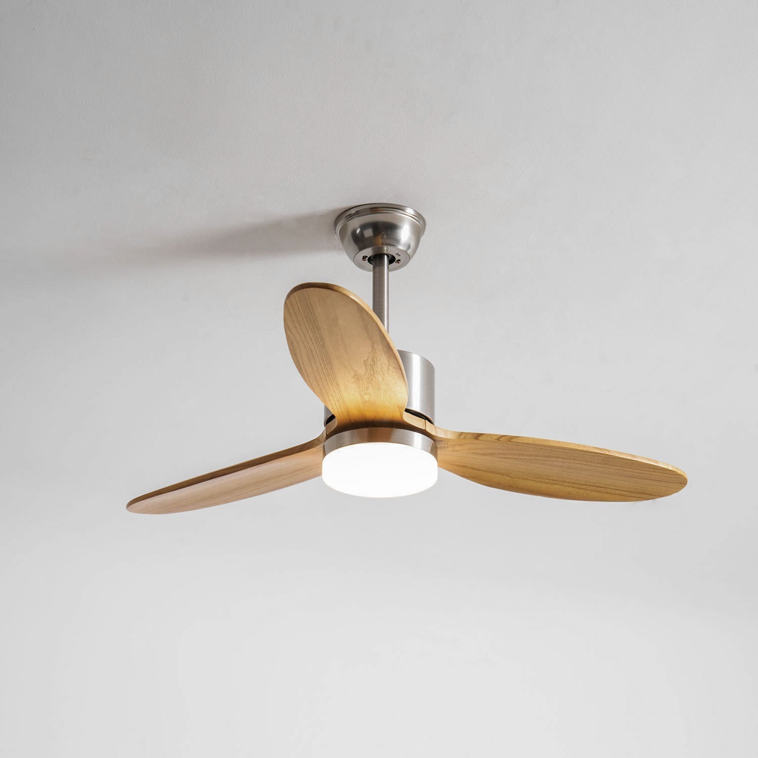 Plafoniera Ventilatore HushGlow con opzione finitura corpo Colore Legno.