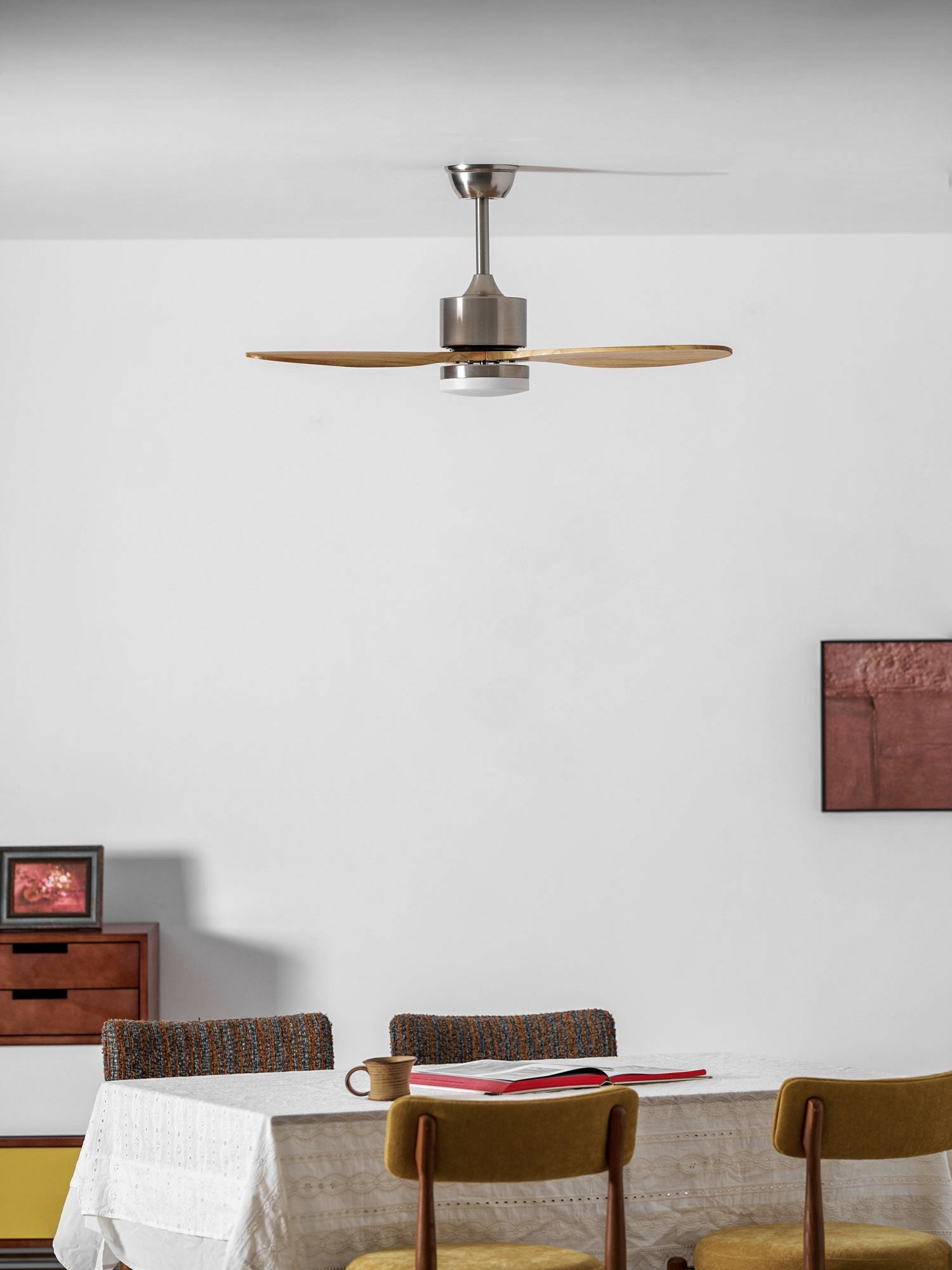 Plafoniera Ventilatore HushGlow con telecomando per ventola a 6 velocità.