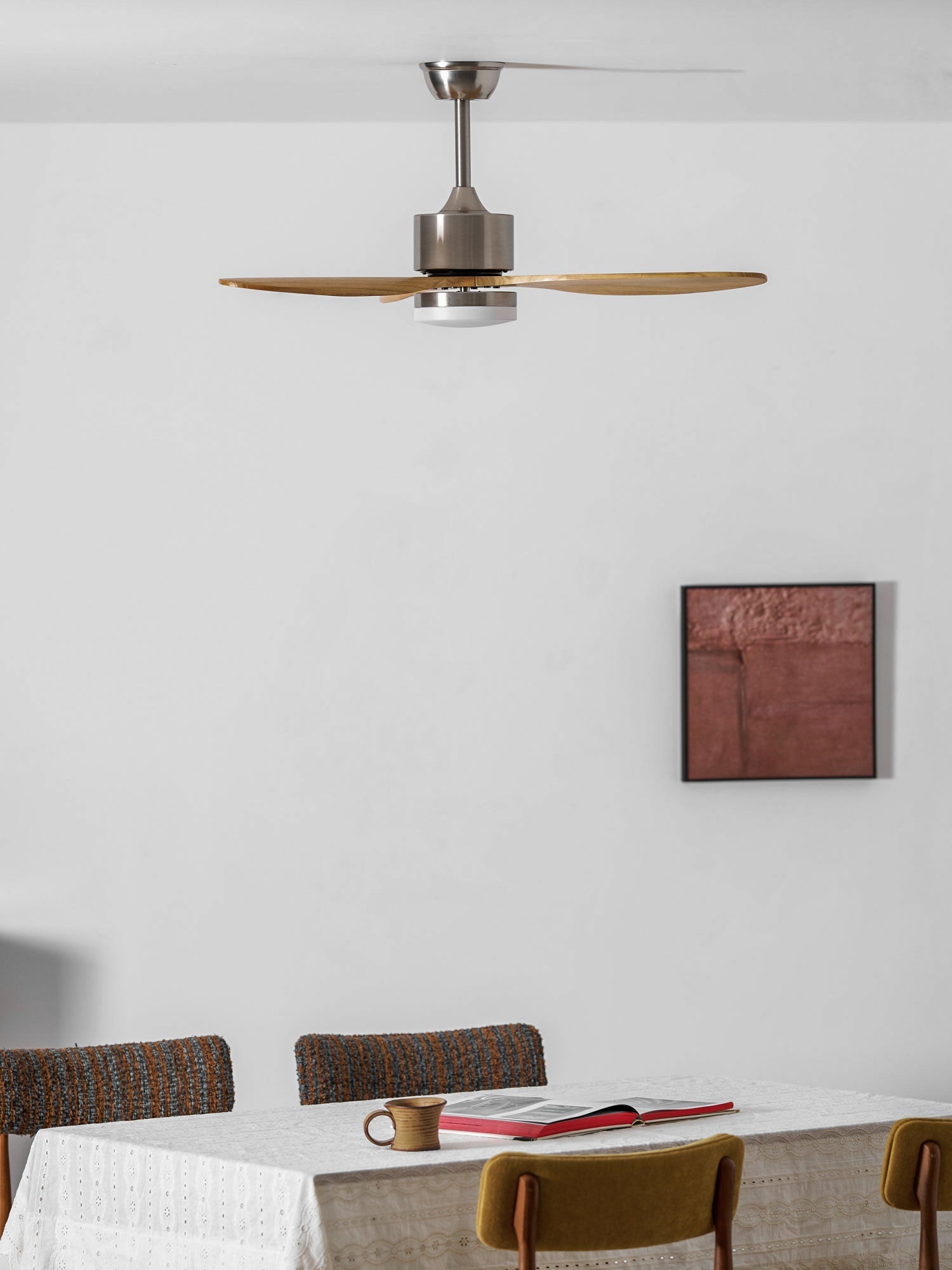 Plafoniera Ventilatore HushGlow che illustra il suo motore a frequenza variabile.