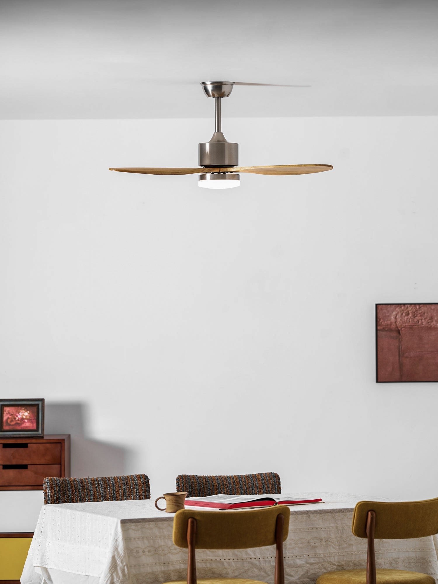 Plafoniera Ventilatore HushGlow installata in un ambiente soggiorno moderno.