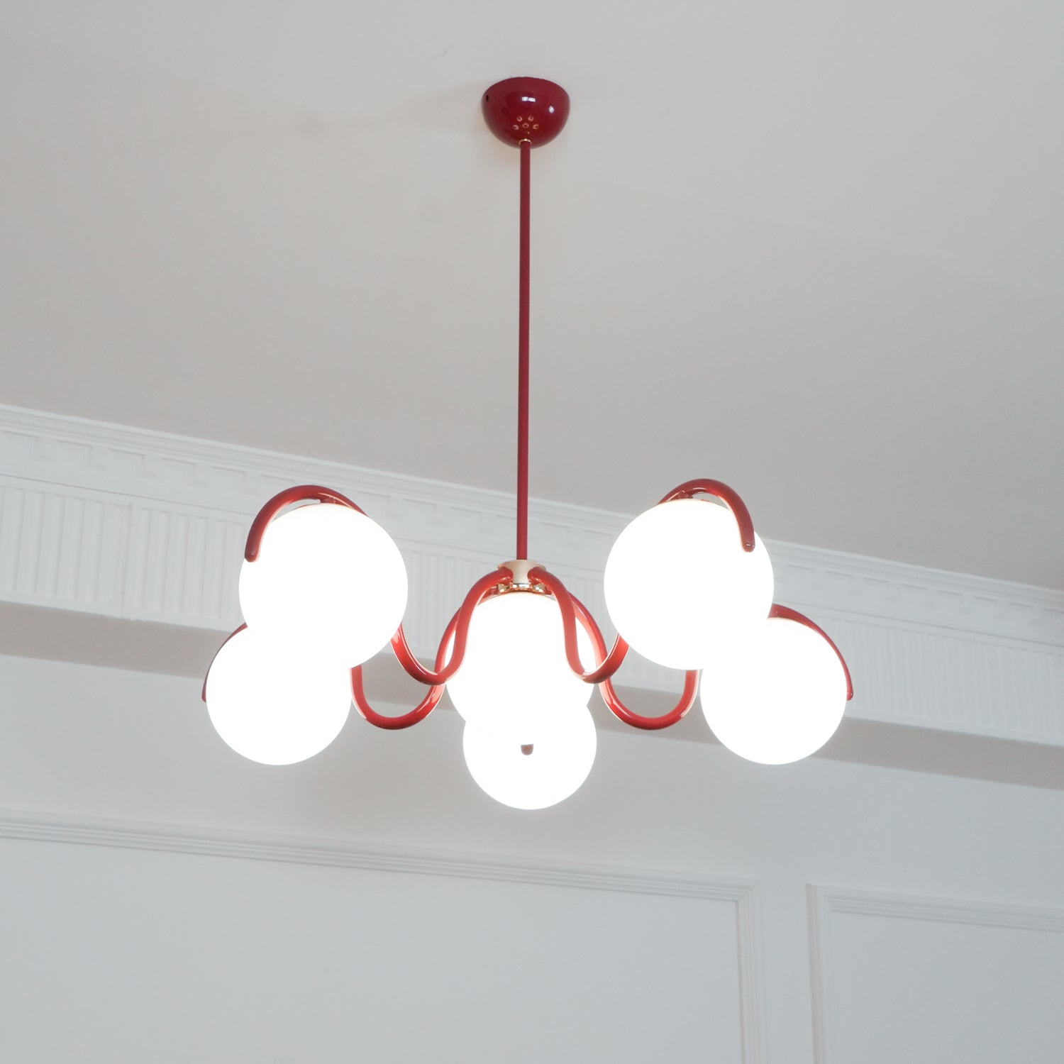 Aria Lampadario Lineare Curvo Rosso e Argento
