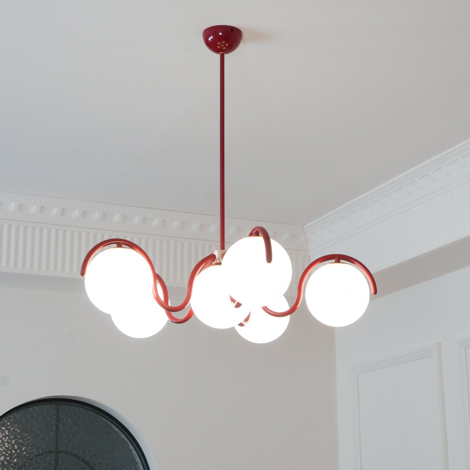 Aria Lampadario Lineare Curvo Rosso e Argento