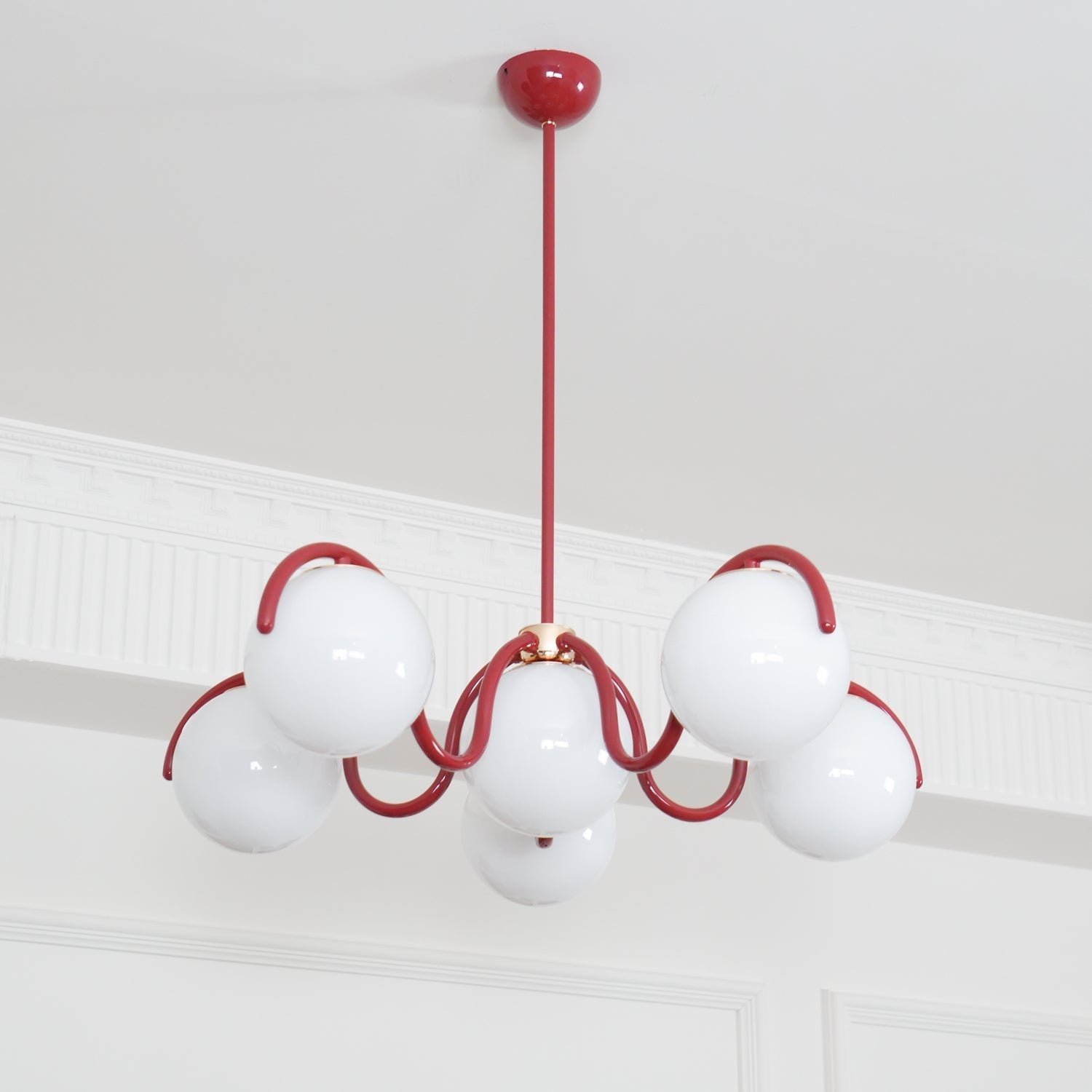 Aria Lampadario Lineare Curvo Rosso e Argento