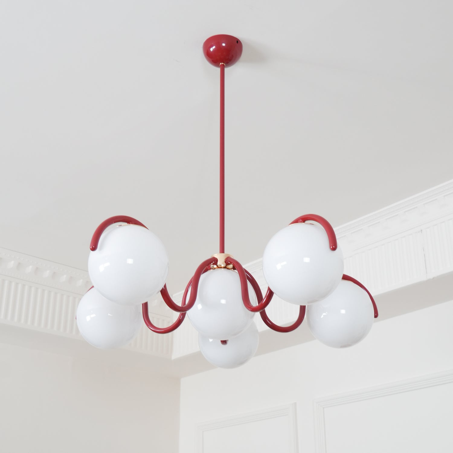 Aria Lampadario Lineare Curvo Rosso e Argento