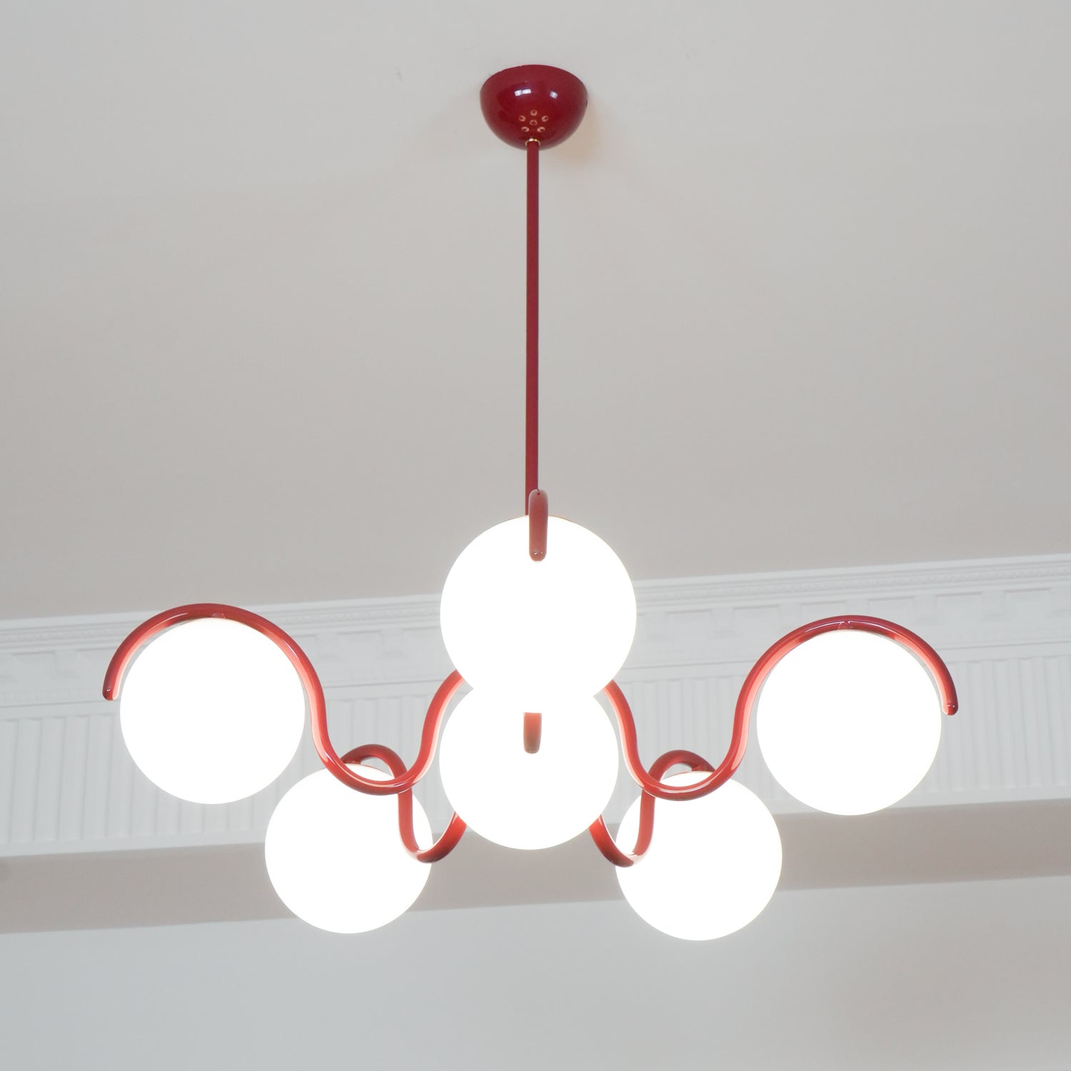 Aria Lampadario Lineare Curvo Rosso e Argento