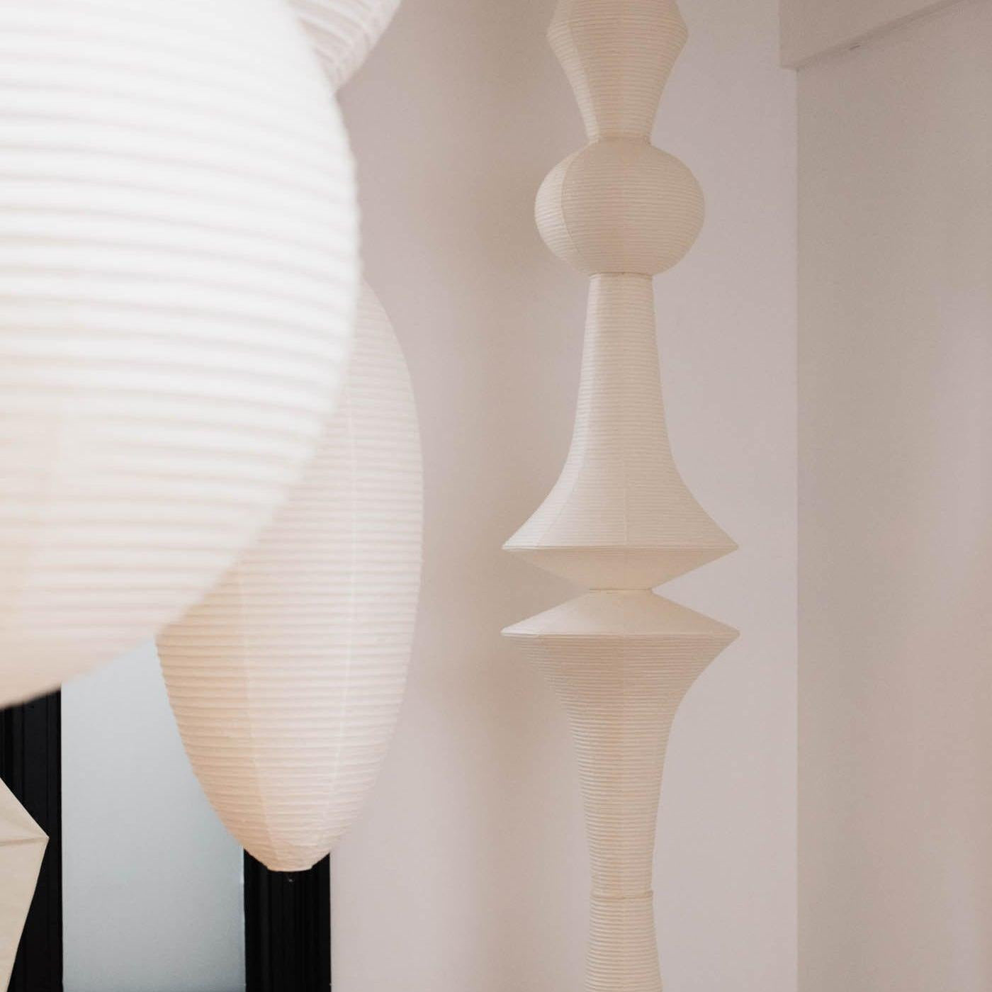 Ritta Lampada a Sospensione Verticale Scultorea in Carta