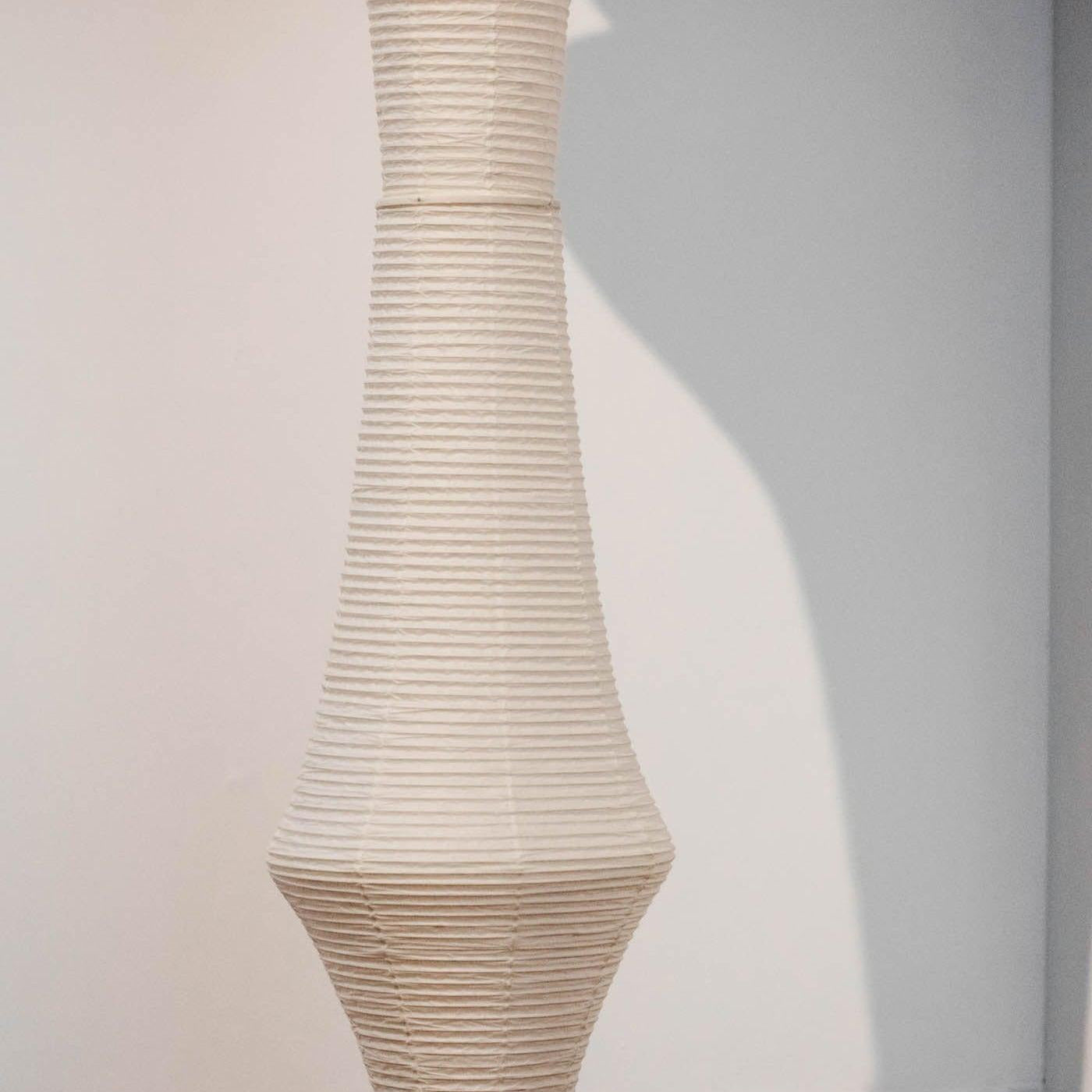Ritta Lampada a Sospensione Verticale Scultorea in Carta
