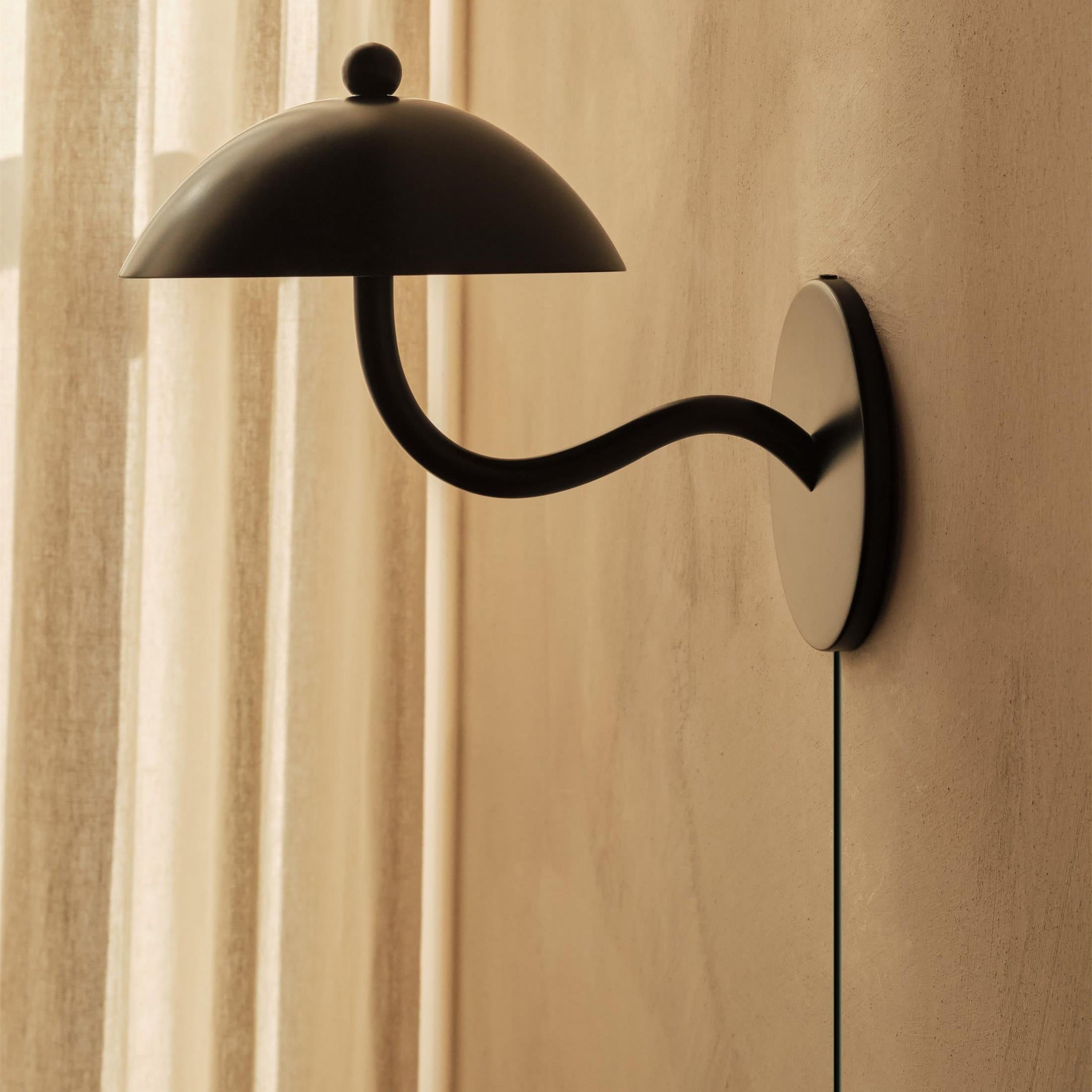 Aria Applique da Parete con Braccio Curvo Nero Plug-In