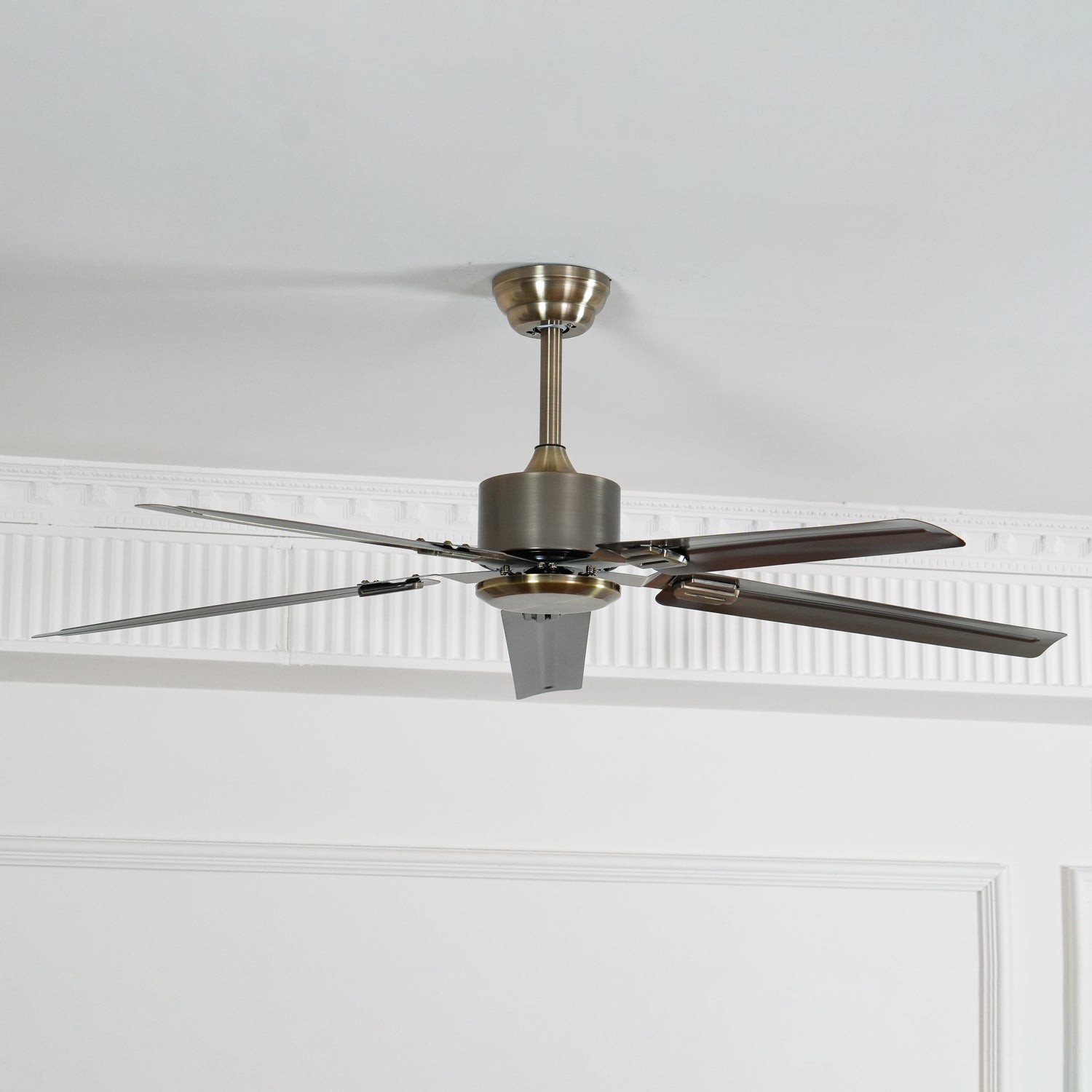Ventilatore da Soffitto Premium Vosolara per interni, installato in una stanza