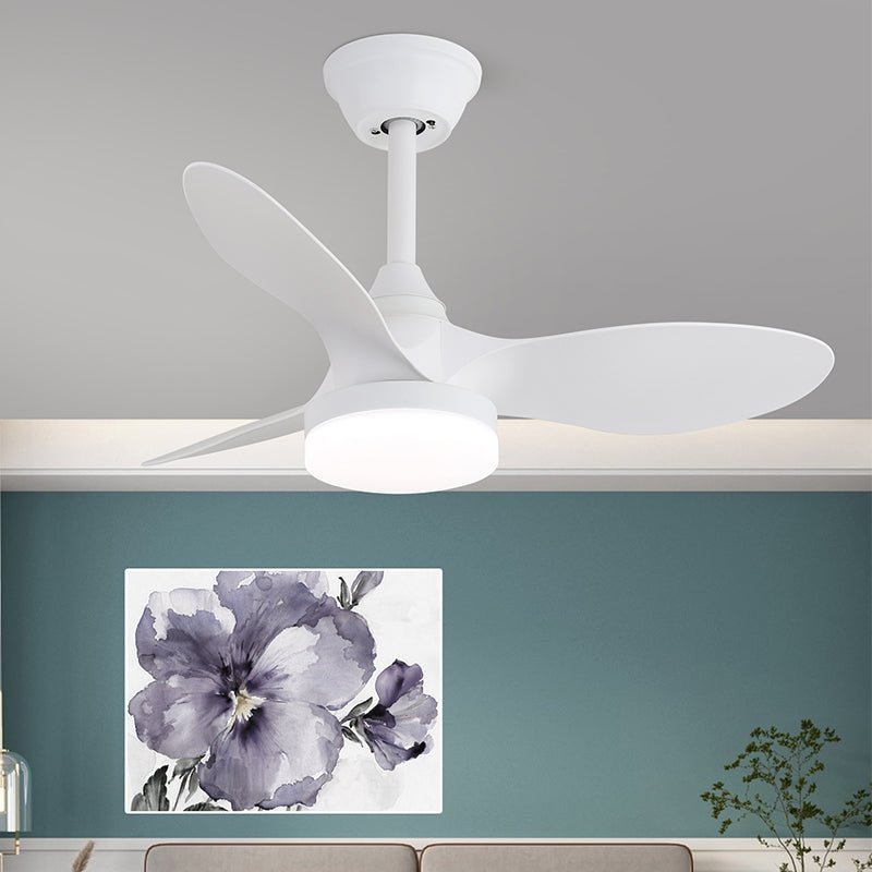 Primo piano delle pale del ventilatore da soffitto con luce Arden Minimalista in Legno Nero