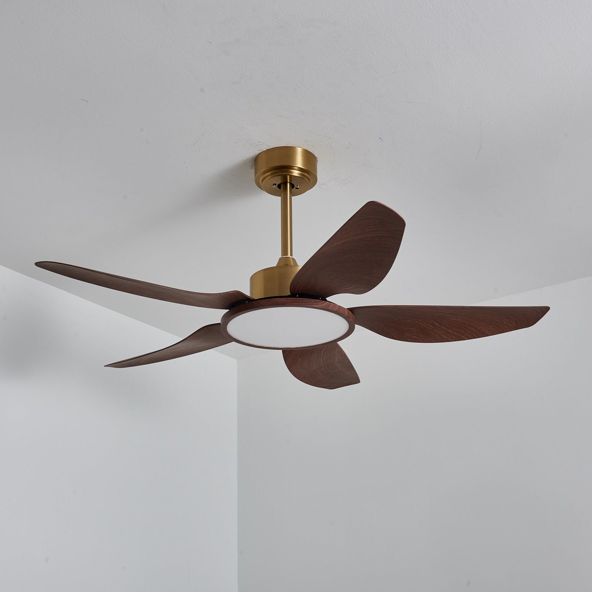 Ventilatore da Soffitto Aurelia Moderno in Legno e Ottone con Luce, scatto lifestyle.