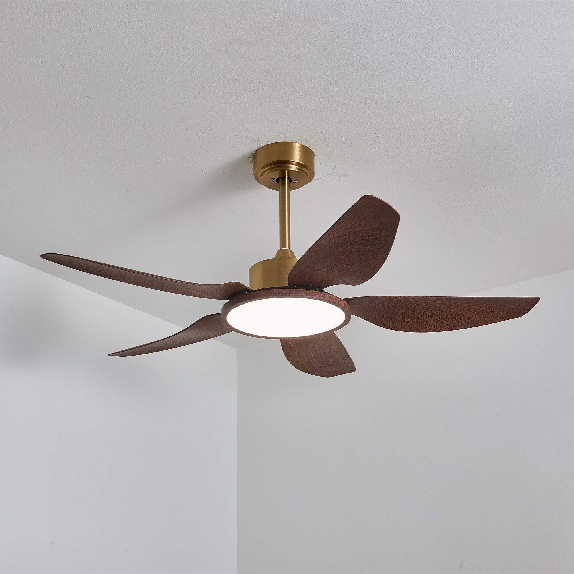 Dettaglio della finitura in legno Noce sulle pale del ventilatore Aurelia.