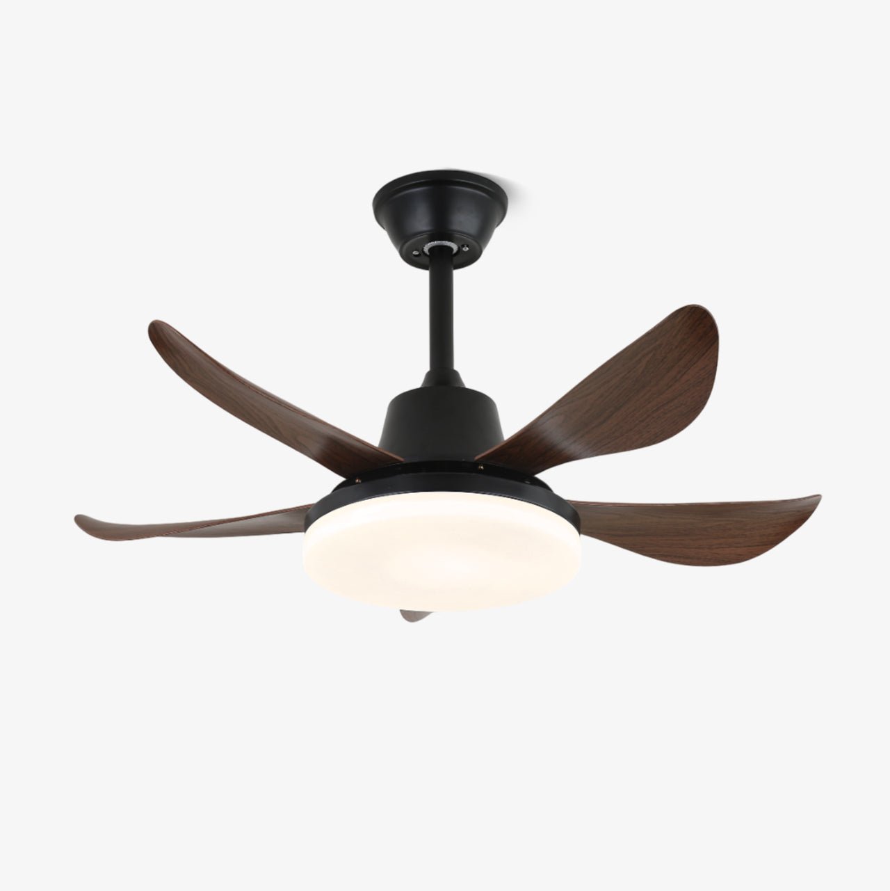 Ventilatore da soffitto moderno in legno Callen con luce che illumina una stanza