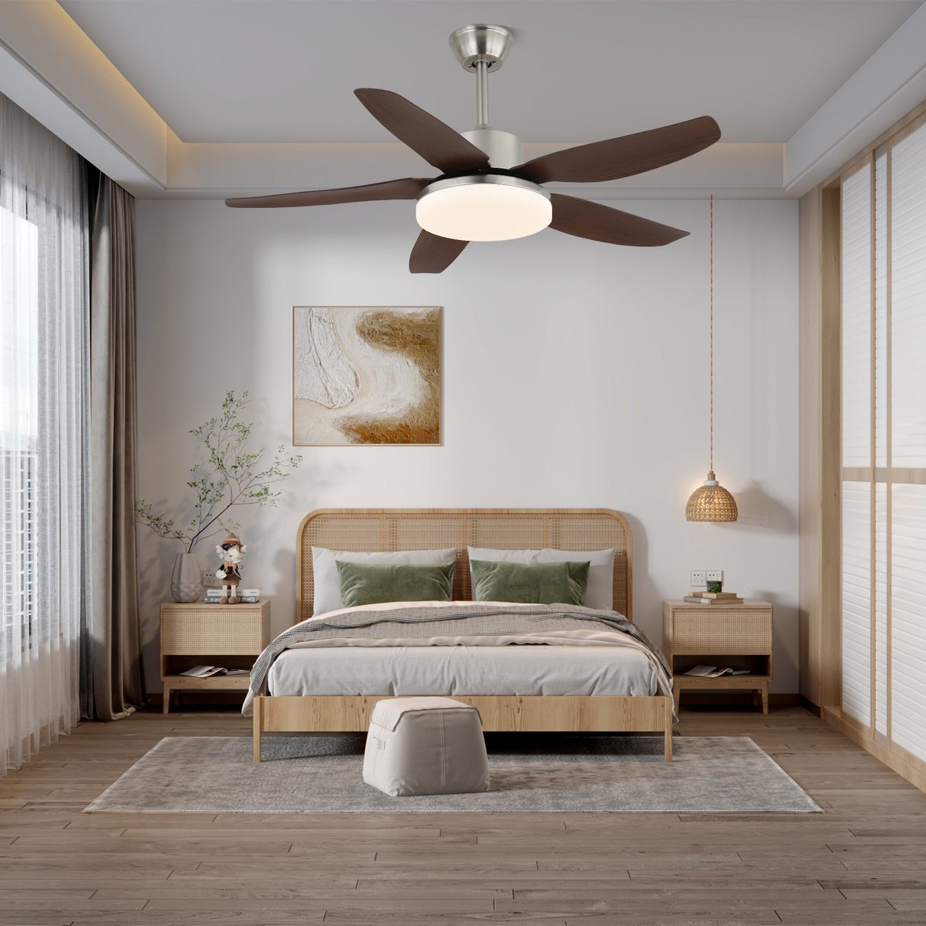 Primo piano del ventilatore da soffitto Eland che mostra le pale in legno di noce