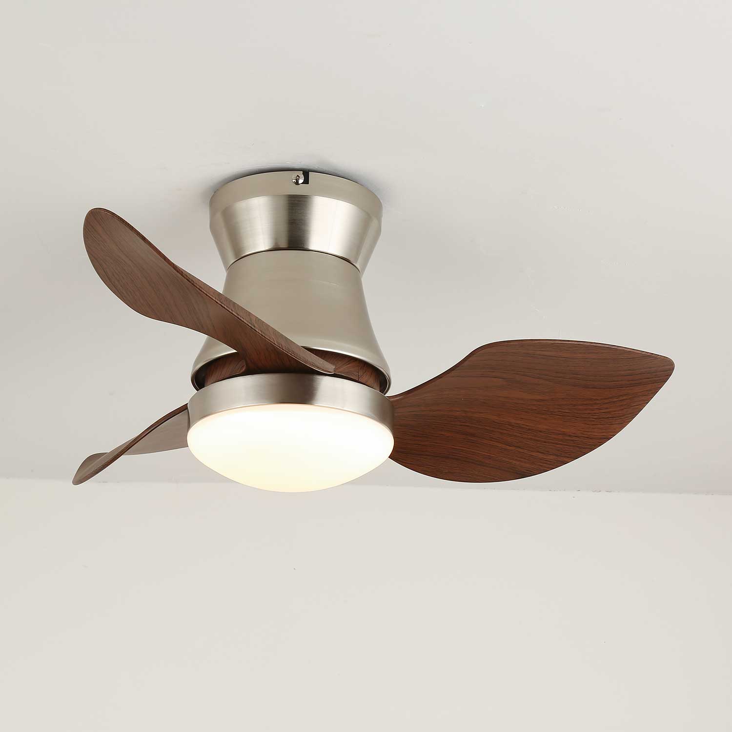 Ventilatore da Soffitto Airlume con Luce che evidenzia la sua struttura in metallo e il diffusore in acrilico.