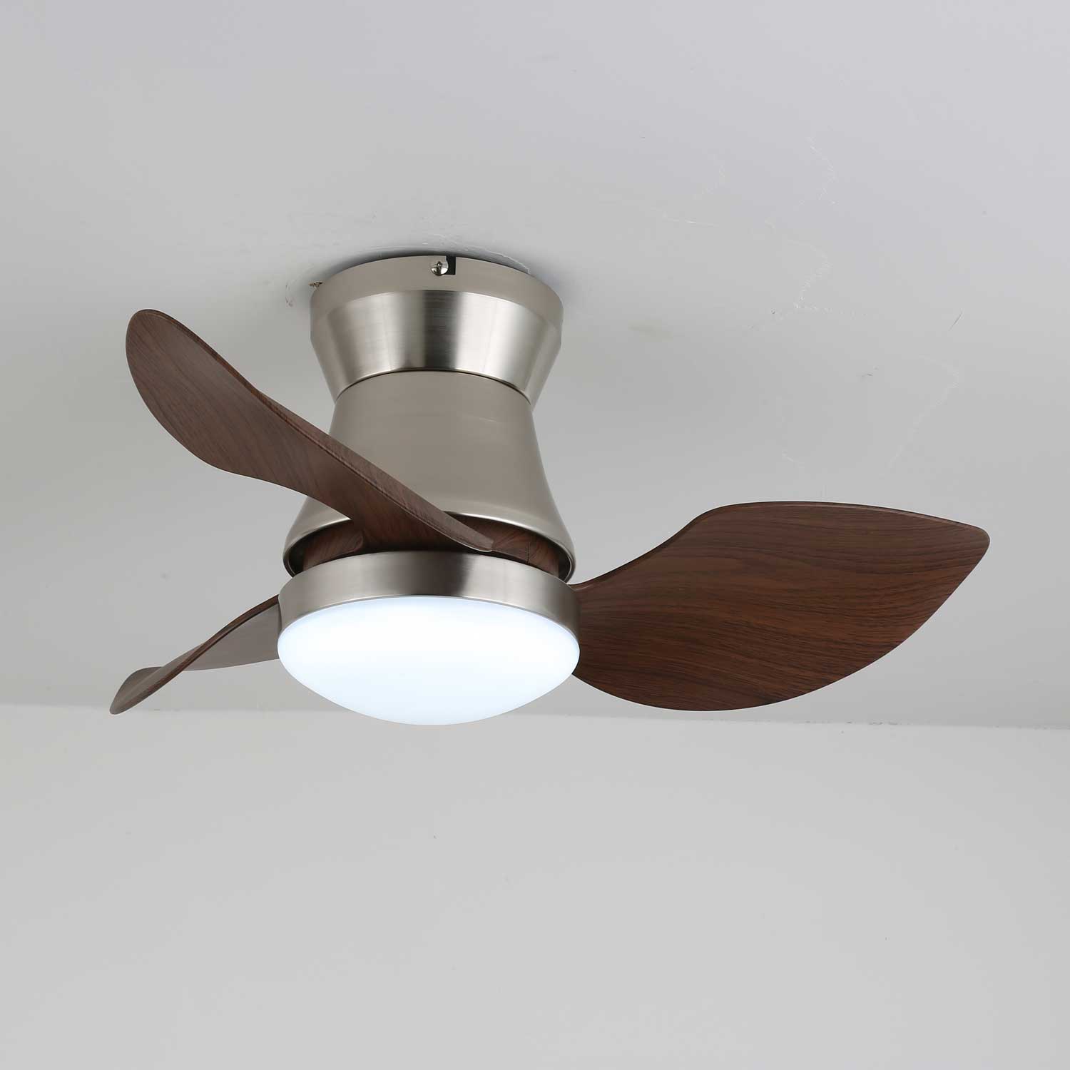 Ventilatore da Soffitto Airlume con Luce che mostra il suo design elegante e le finiture.