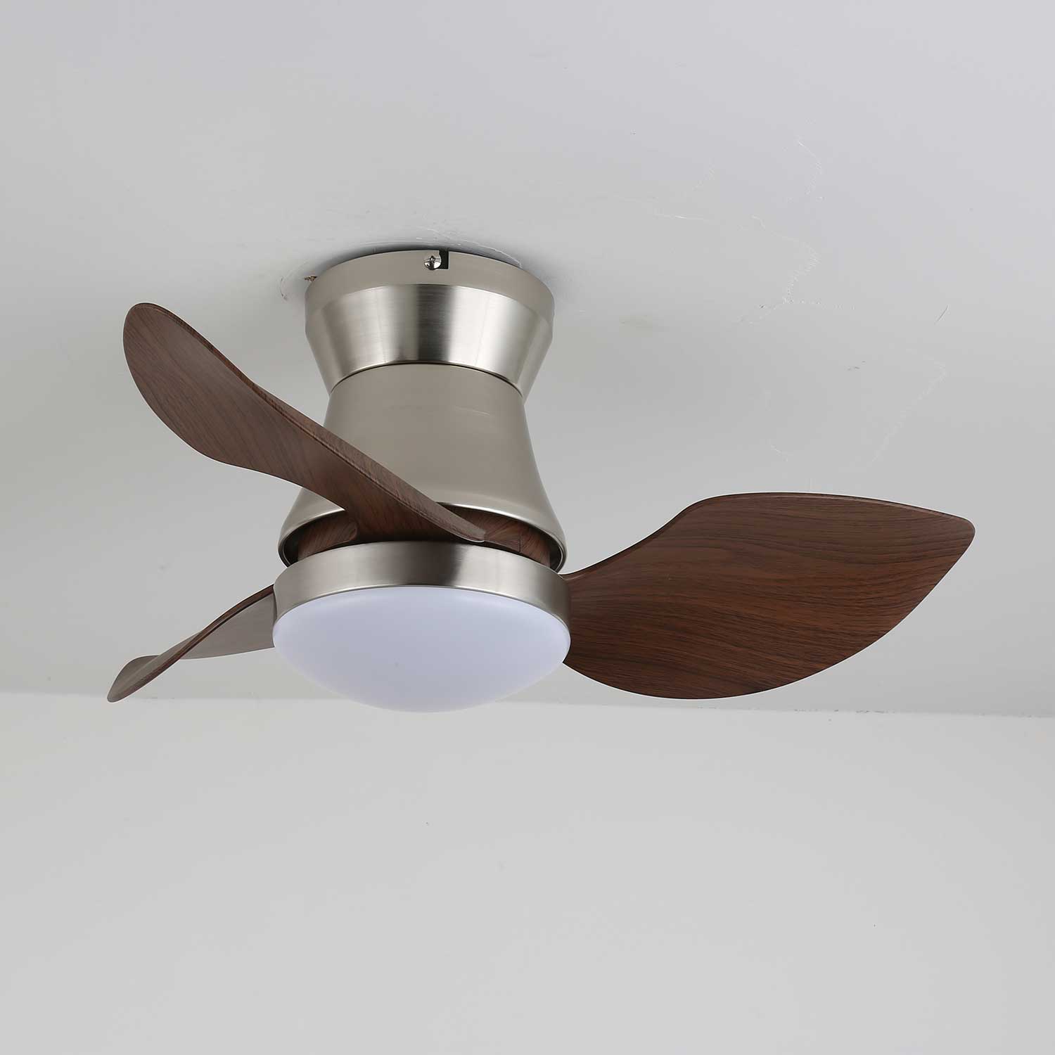 Profilo laterale del Ventilatore da Soffitto Airlume Moderno in Legno con Luce.